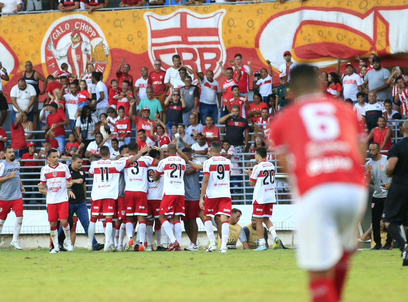 Jogadores do CRB comemoram o gol sobre o Sergipe