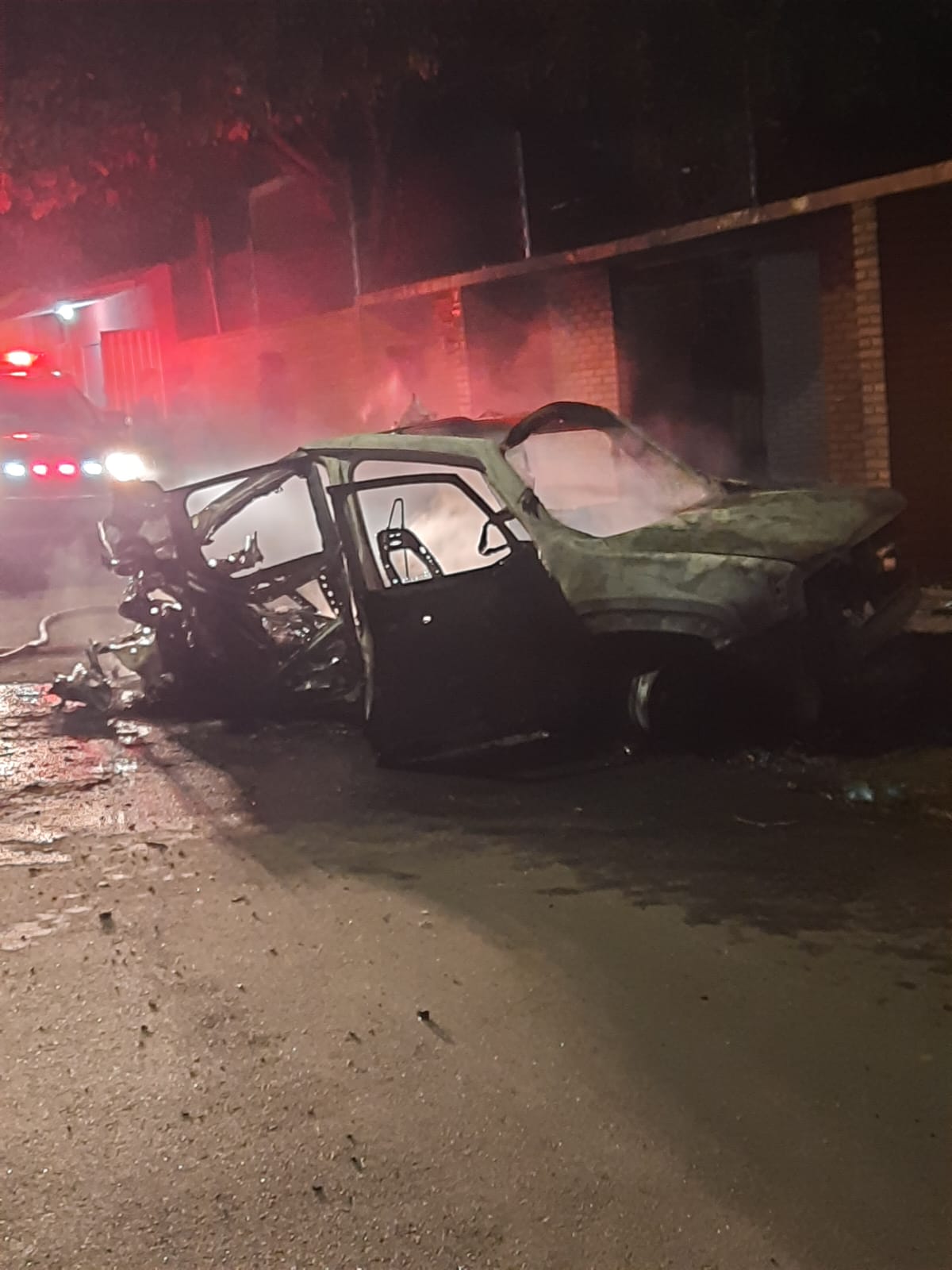 Carro pegou fogo e explodiu no bairro do Farol
