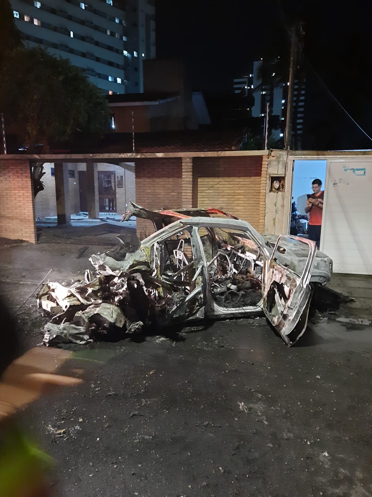 Carro pegou fogo e explodiu no bairro do Farol