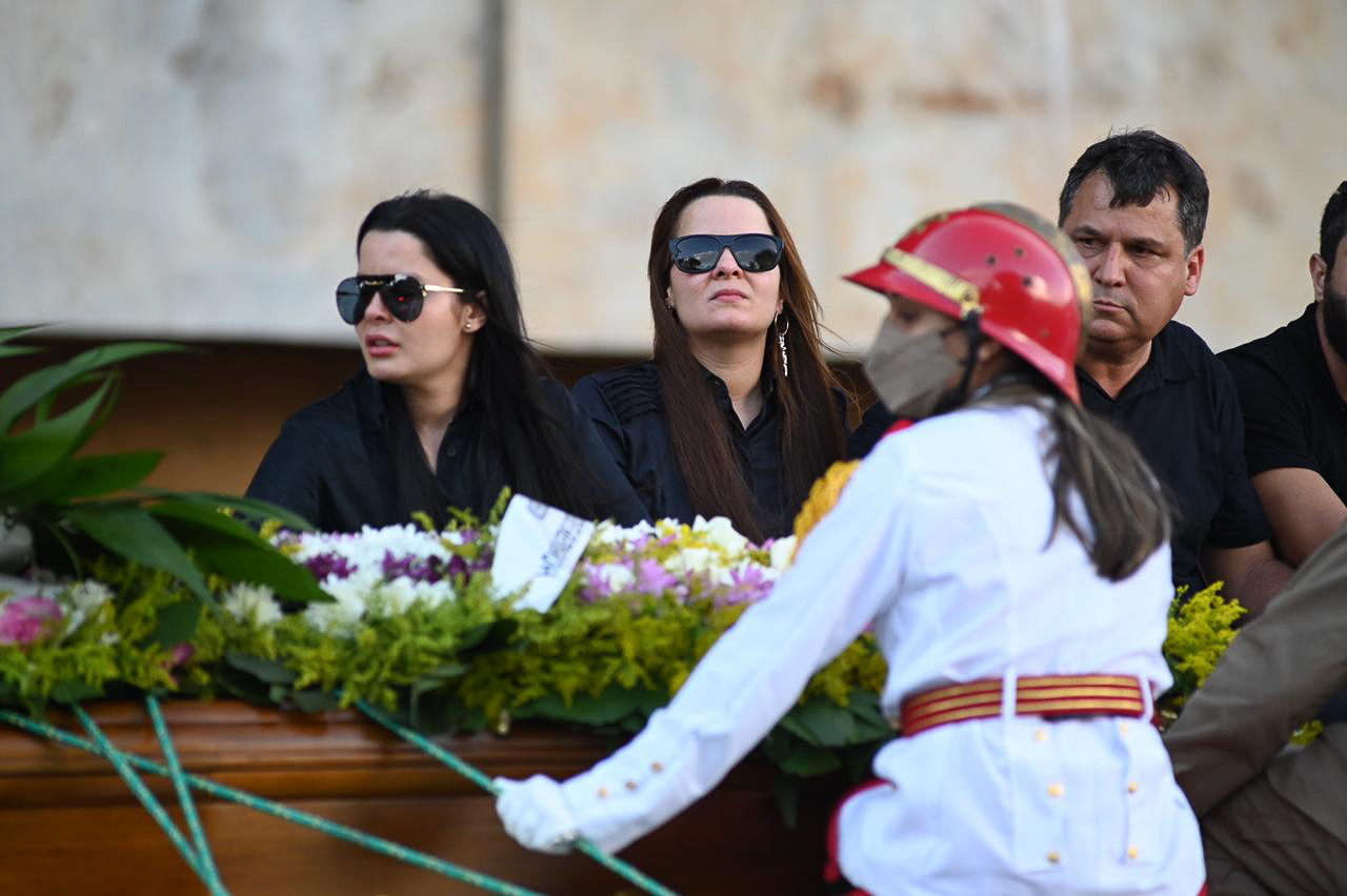 Corpo de Marília Mendonça é sepultado após cerimônia em Goiás