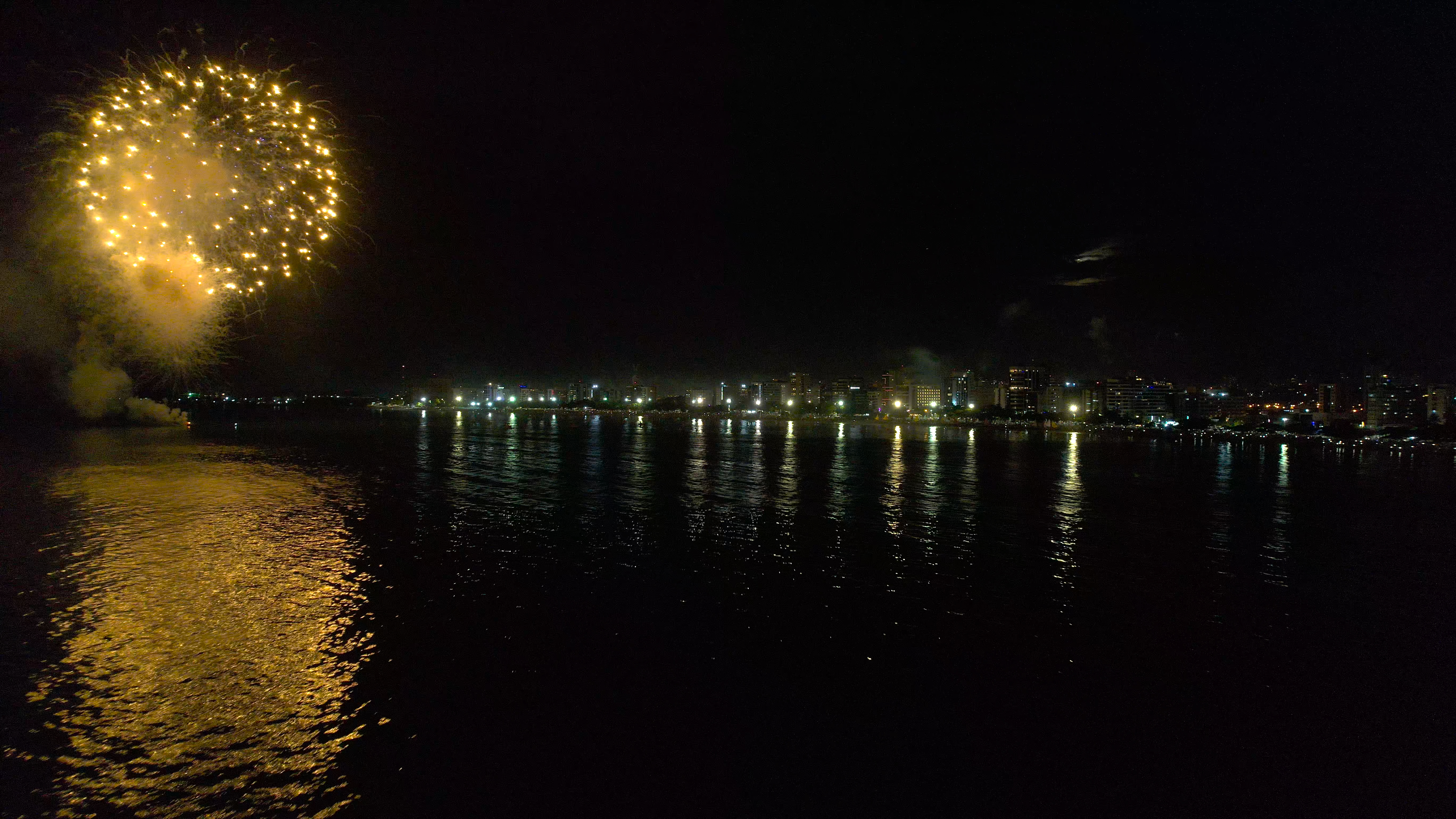 Festa de luzes ilumina a orla de Maceió