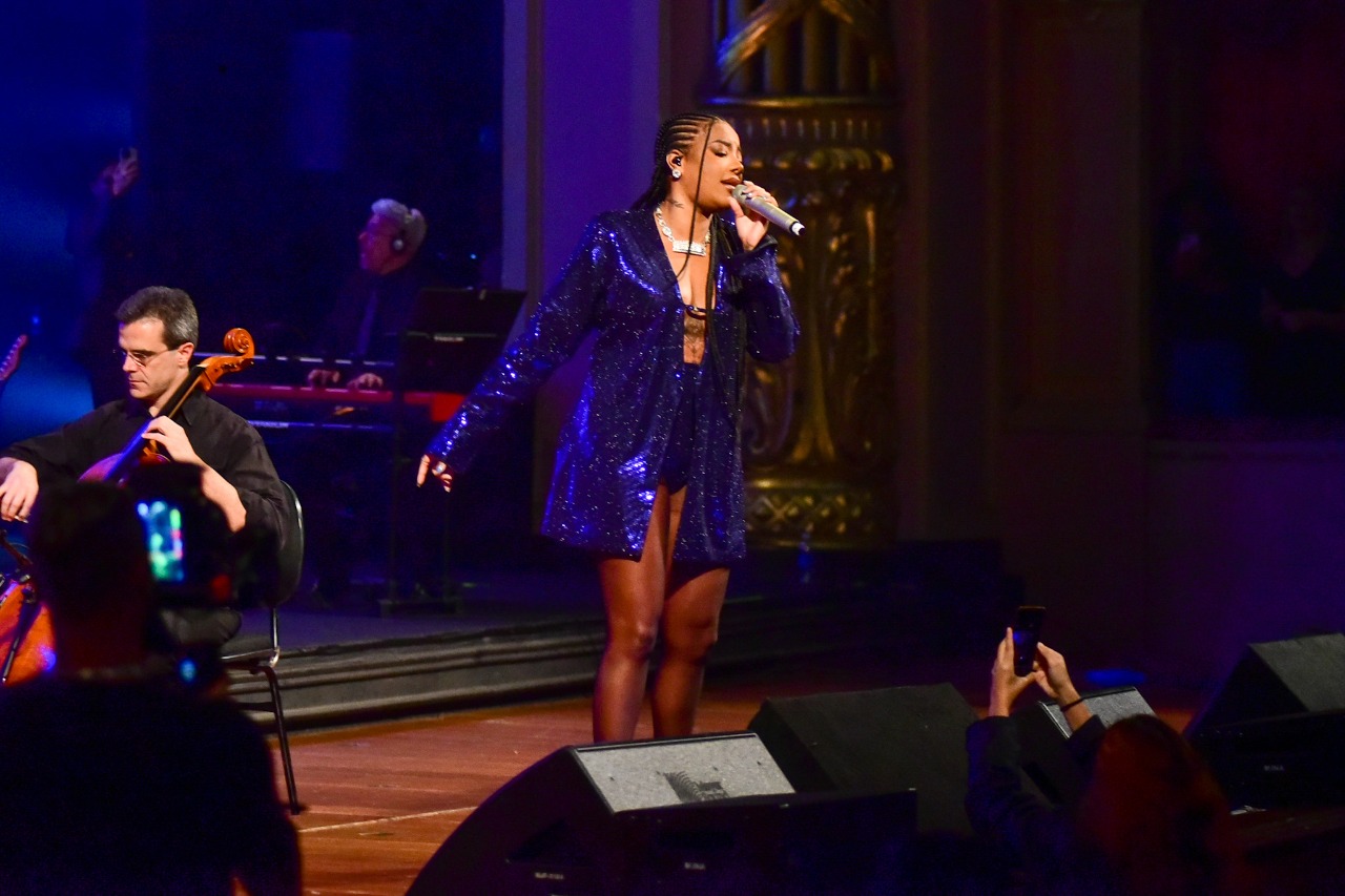 Ludmilla escolheu um look todo na cor azul para a sua apresentação