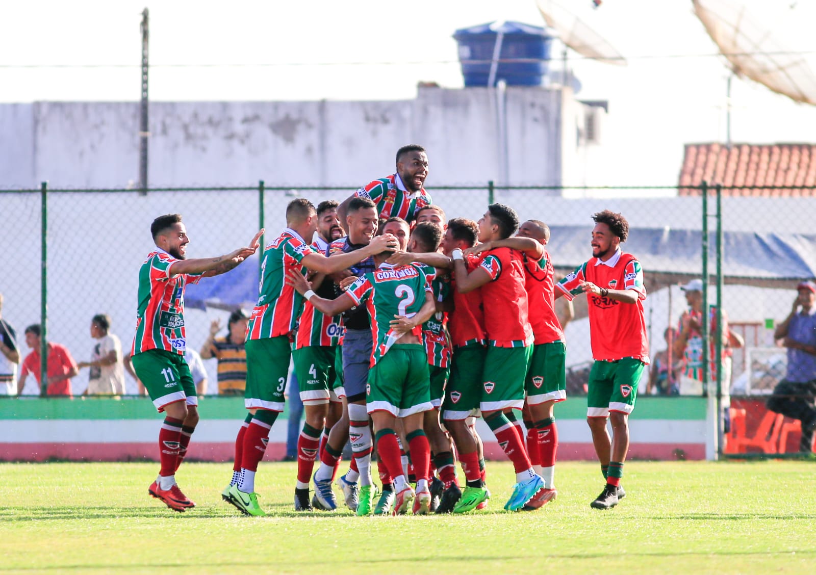 Tricolorido está com a água no pescoço na briga contra queda