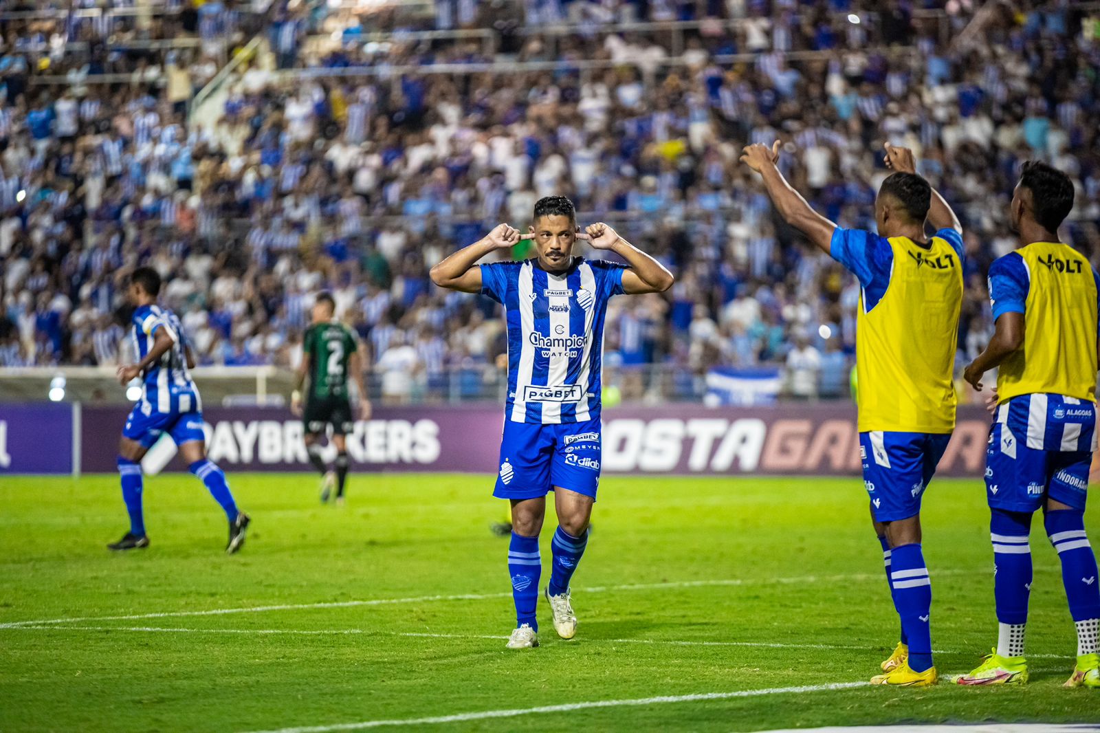 De virada, CSA vence o Manaus e volta ao G8 da Série C: 2 a 1