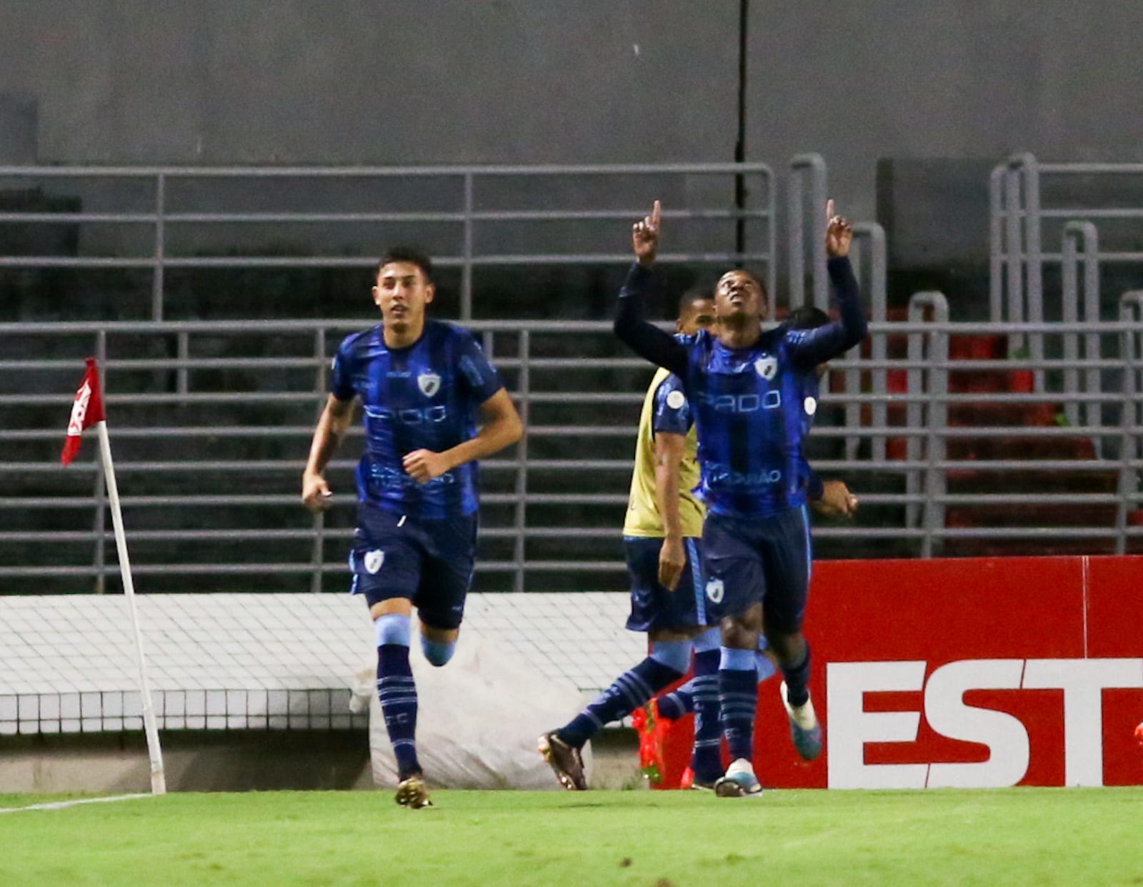 Em jogo dramático no final, CRB vence o Londrina no Rei Pelé: 2 a 1
