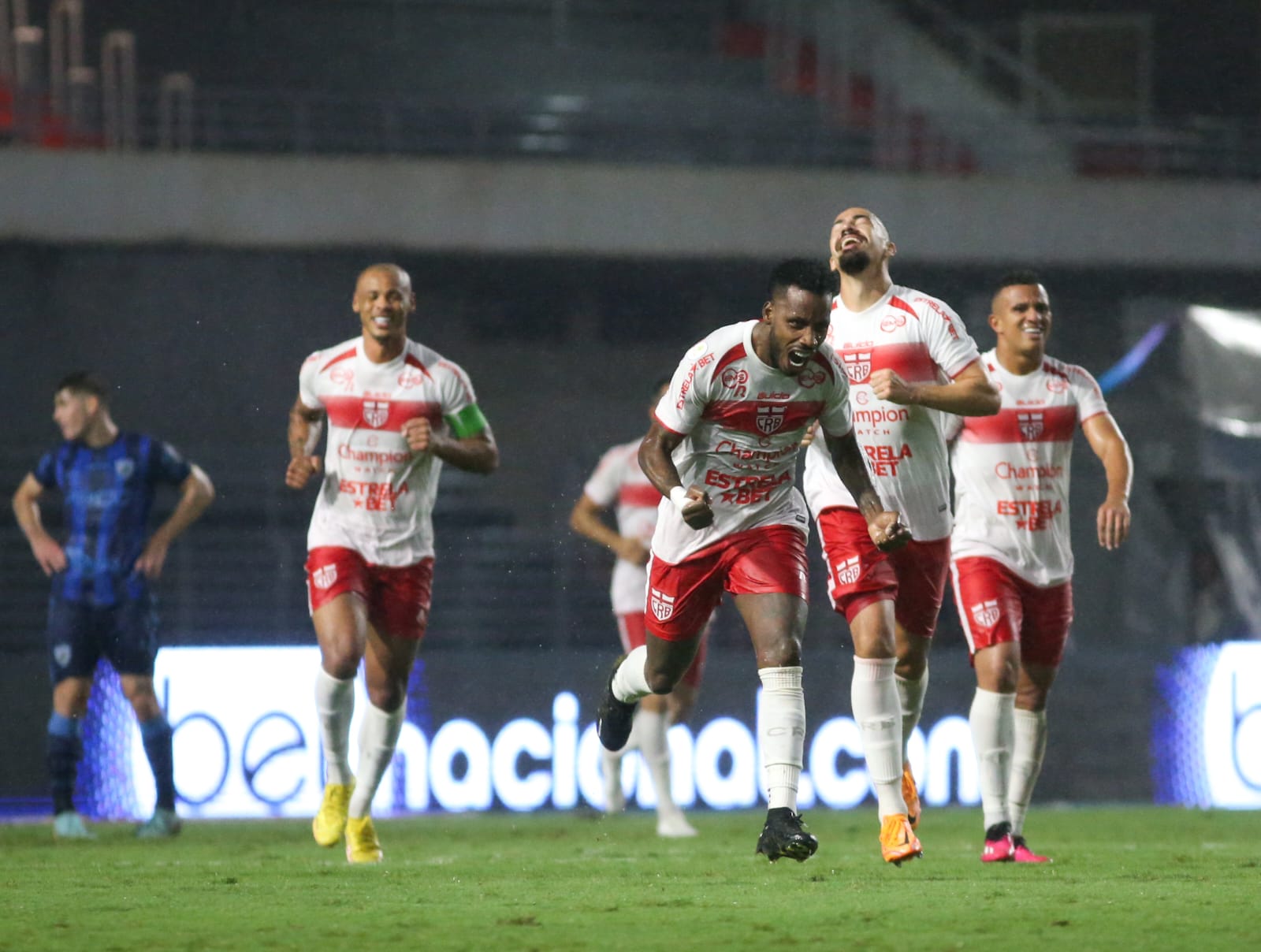 Em jogo dramático no final, CRB vence o Londrina no Rei Pelé: 2 a 1