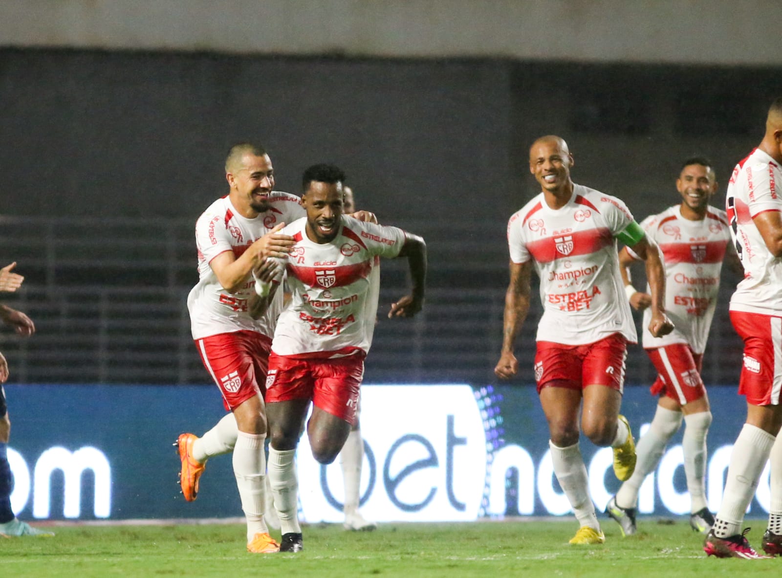 Em jogo dramático no final, CRB vence o Londrina no Rei Pelé: 2 a 1