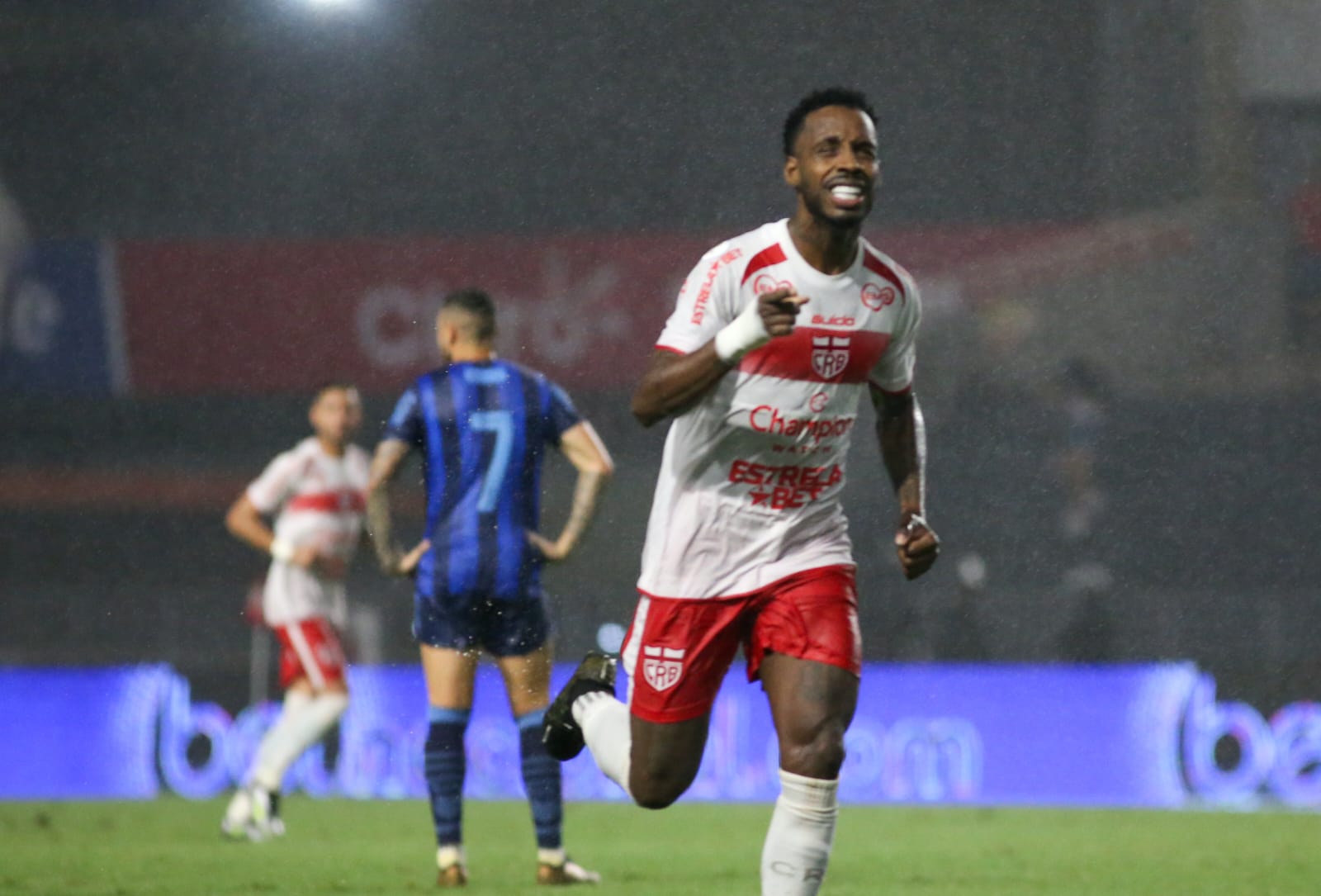 Guilherme Romão estará de volta na lateral esquerda do Galo