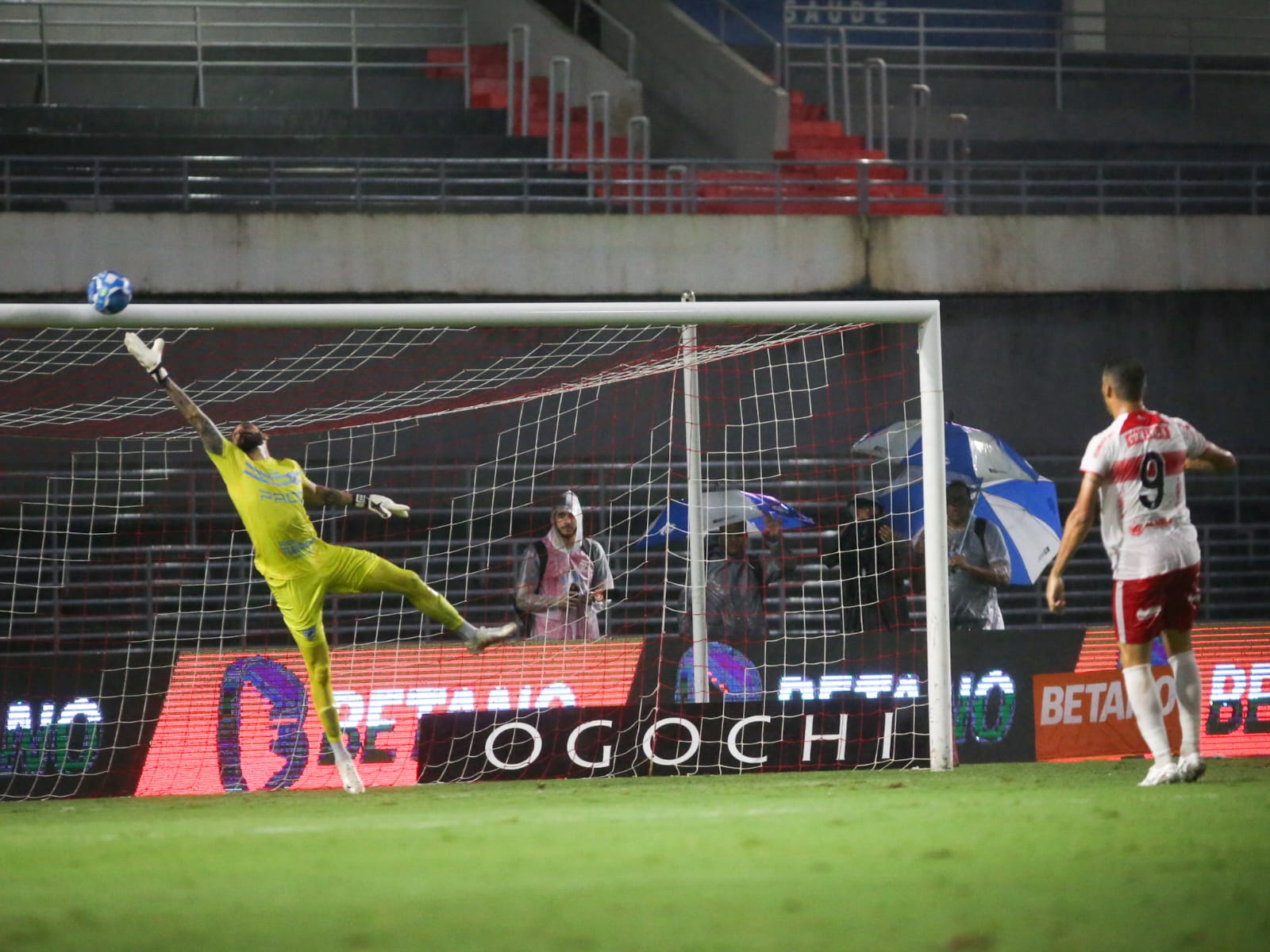 Em jogo dramático no final, CRB vence o Londrina no Rei Pelé: 2 a 1