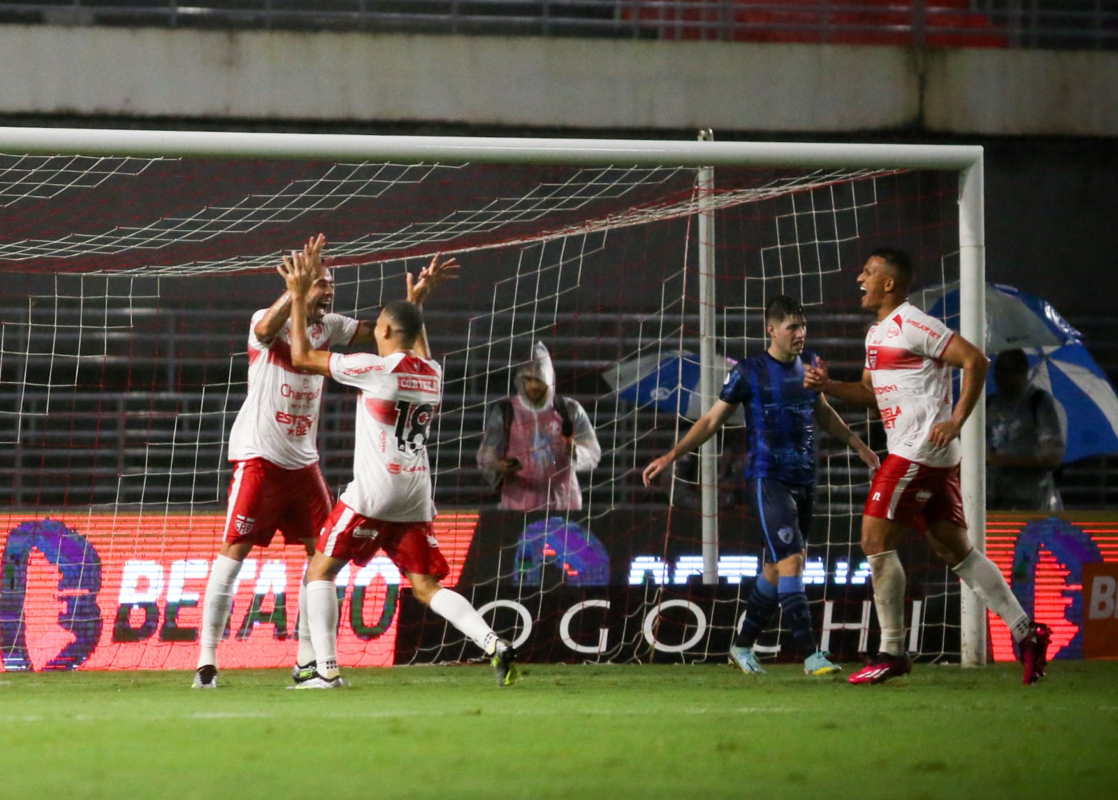 Em jogo dramático no final, CRB vence o Londrina no Rei Pelé: 2 a 1