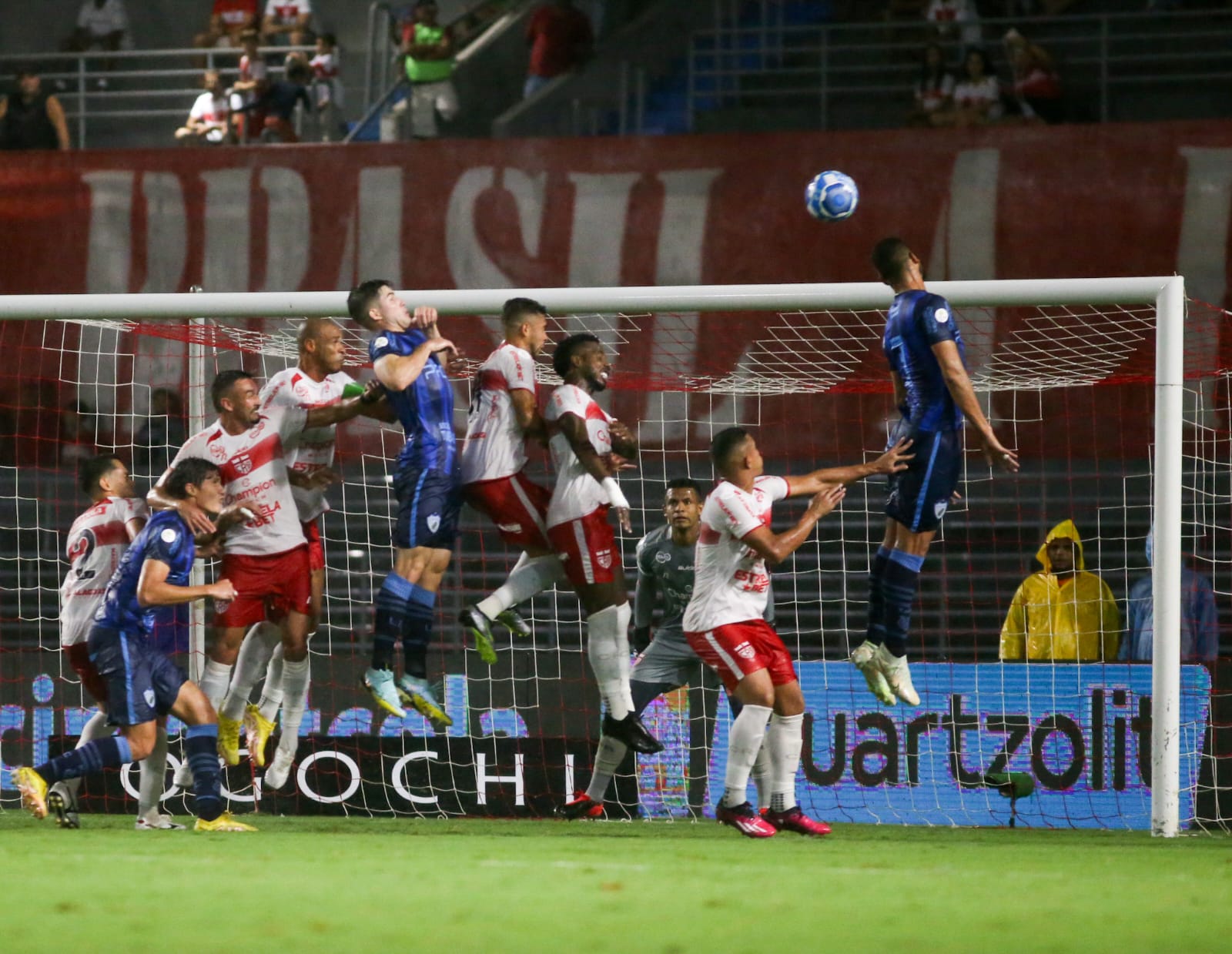 Em jogo dramático no final, CRB vence o Londrina no Rei Pelé: 2 a 1