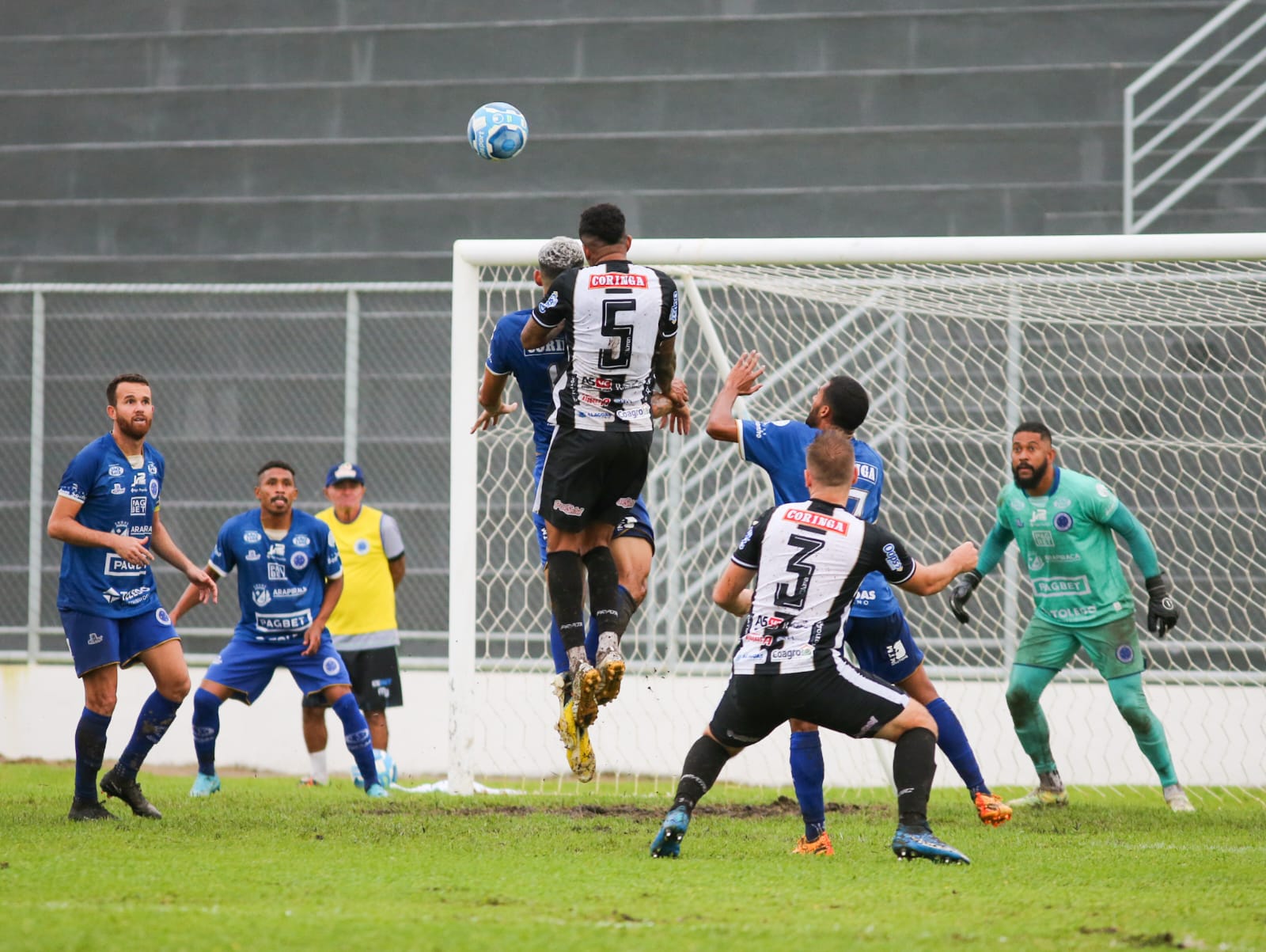 Partida iniciou com diversas chances para as duas equipes