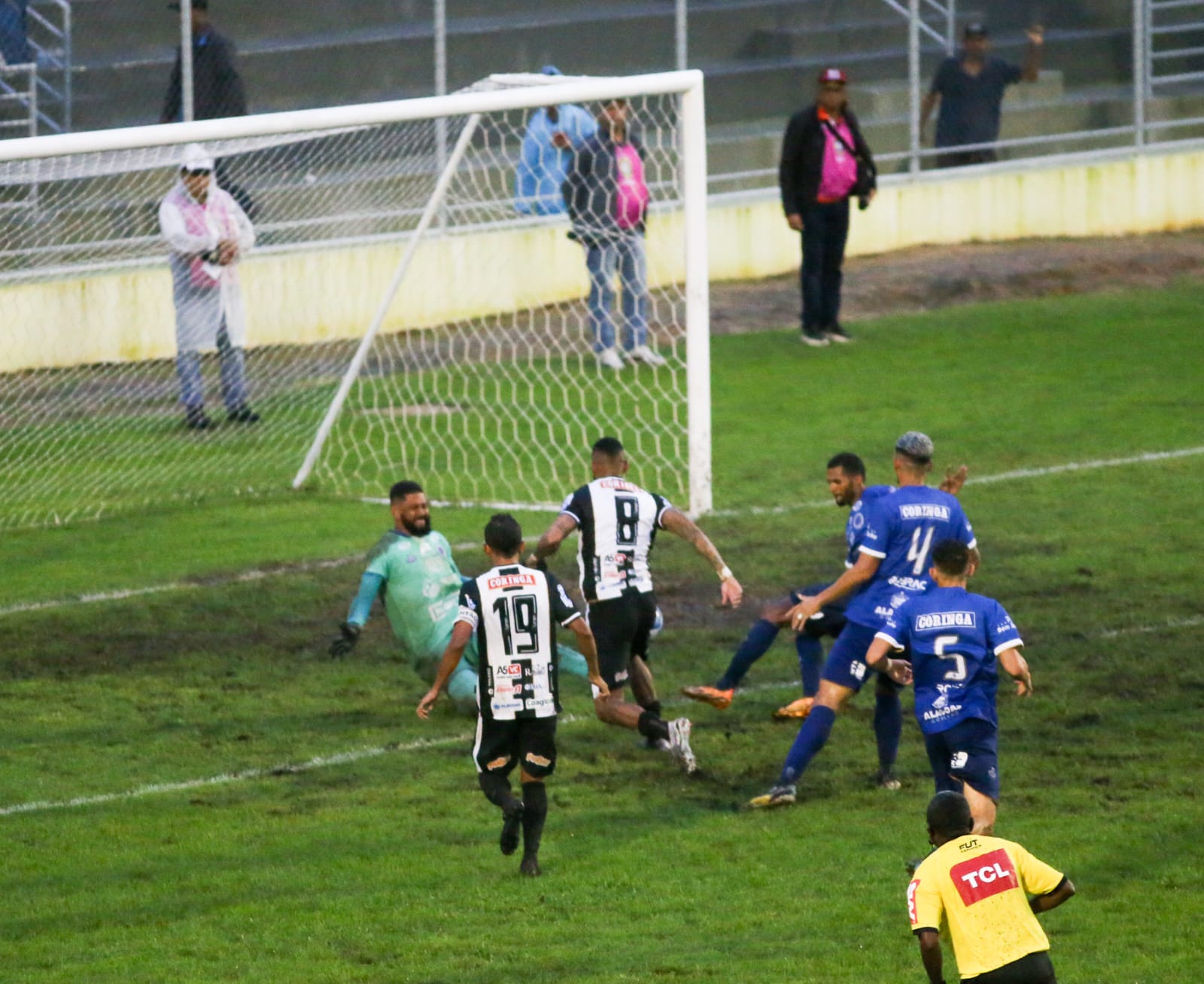 Everton Heleno ampliou o placar logo aos 4min do segundo tempo