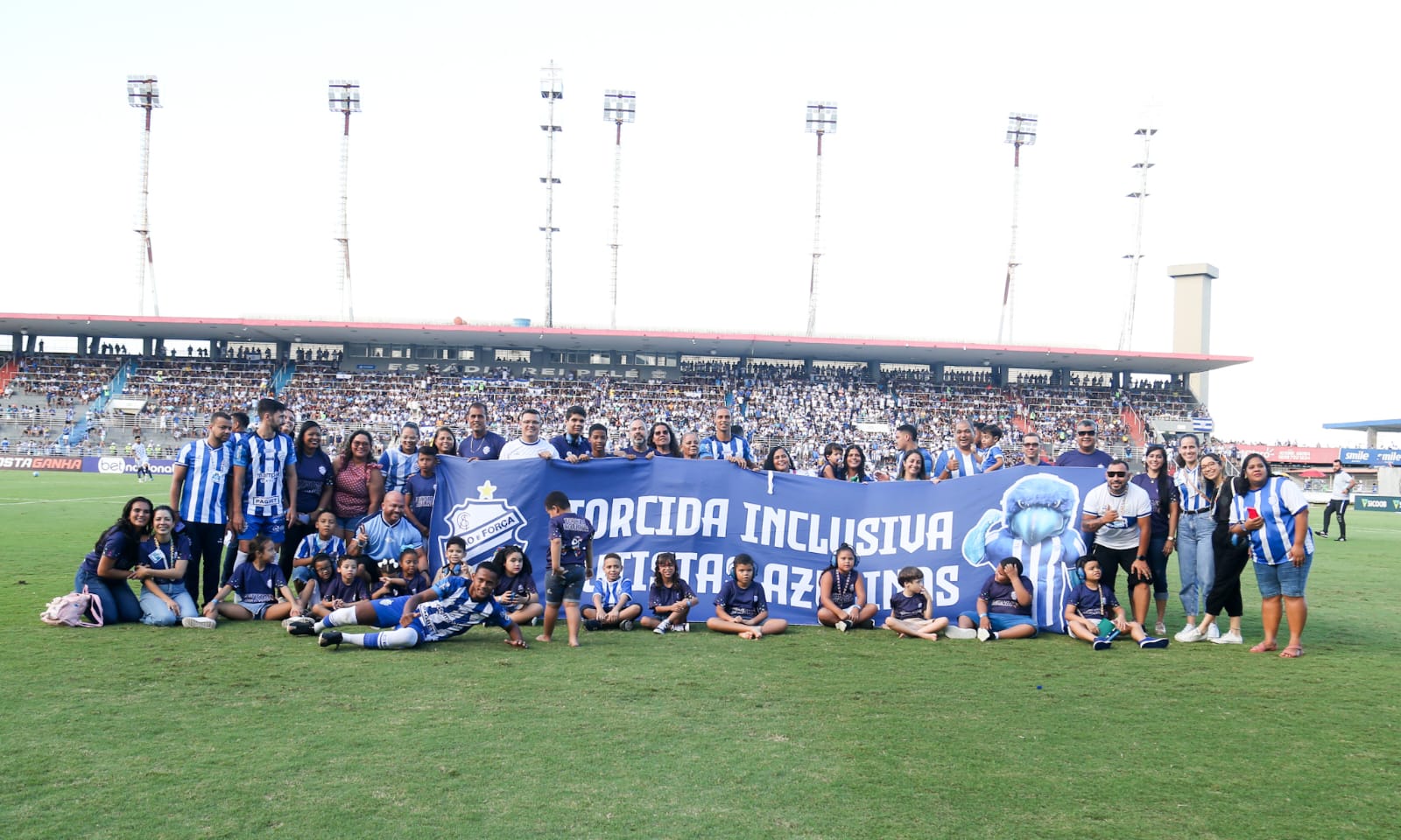 Jogadores do Azulão foram acompanhados por crianças autistas