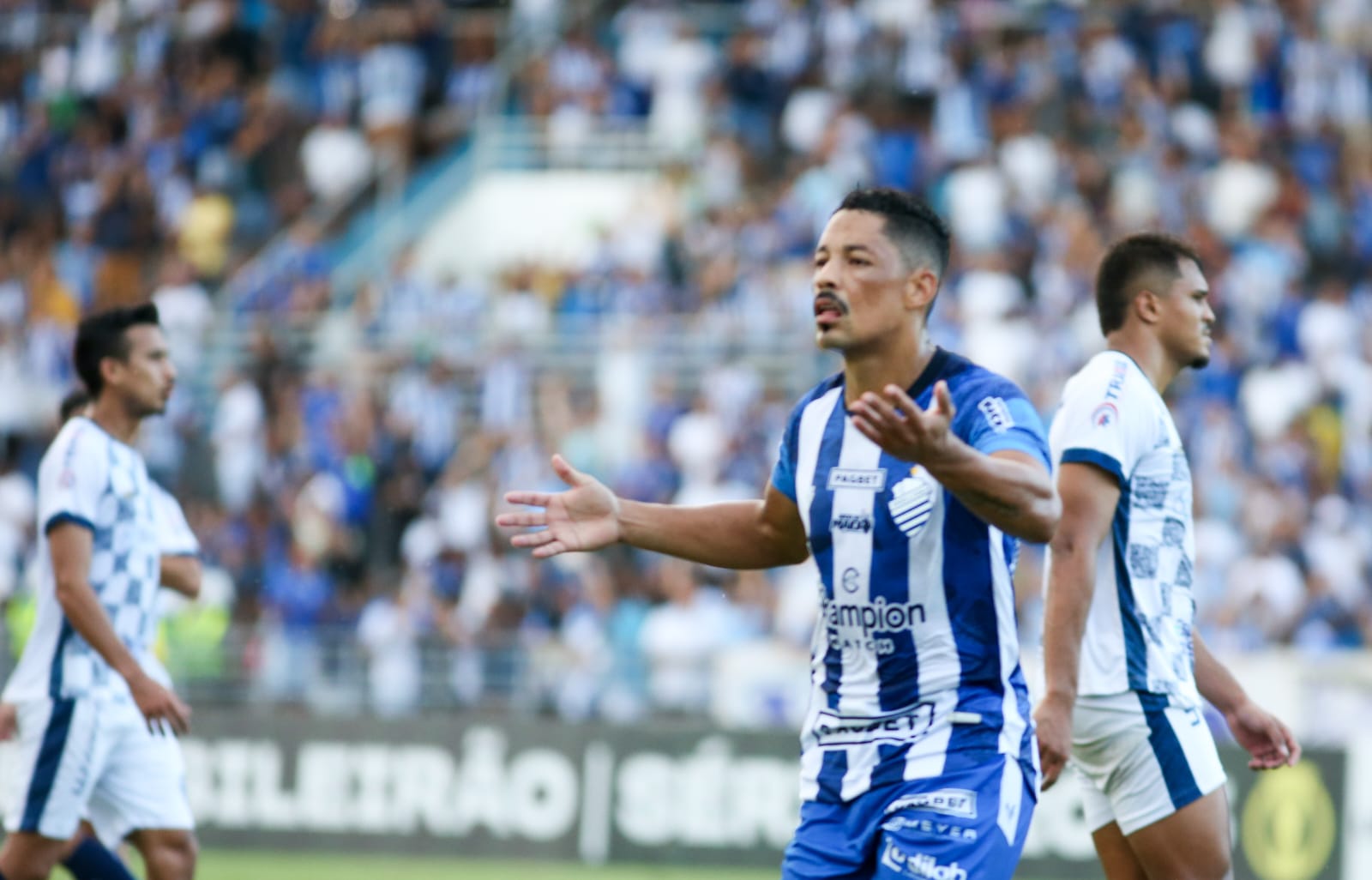 Tomas Bastos é provável titular contra o Belo
