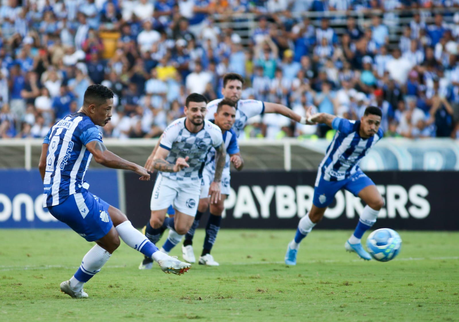 Tomas Bastos bateu bem e abriu o placar