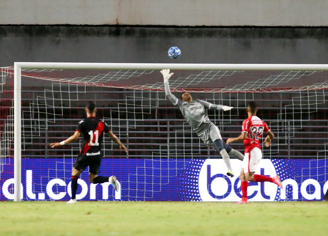 CRB supera desfalques e vence o Atlético-GO por 2 a 1 no Rei Pelé