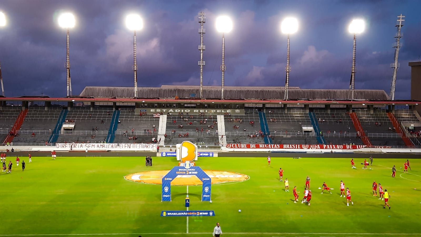 Em meio a protestos, CRB bate Tombense na despedida do Rei Pelé: 2x0