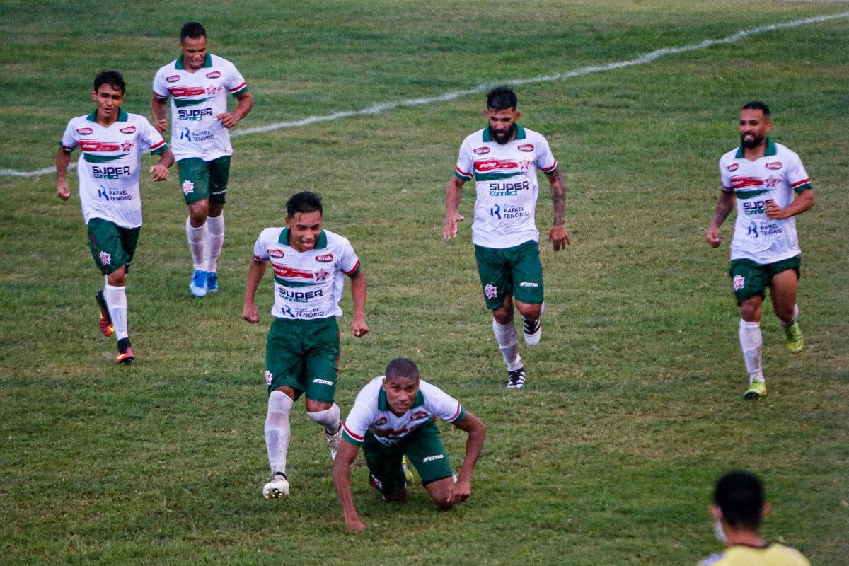 Comemoração do gol do Mayron