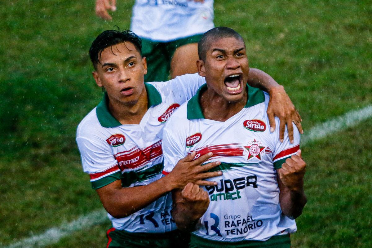 Mayron comemora bastante o gol marcado