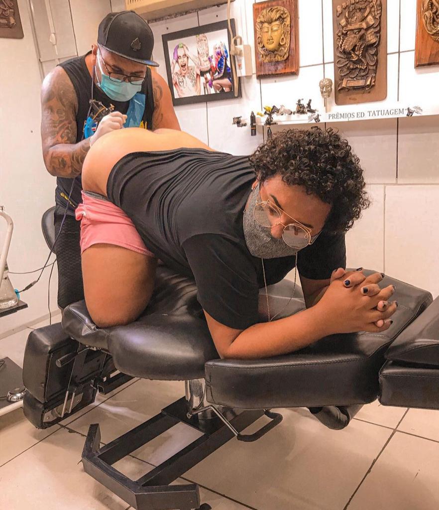 Fã de Anitta faz tatuagem no ânus para homenagear a cantora