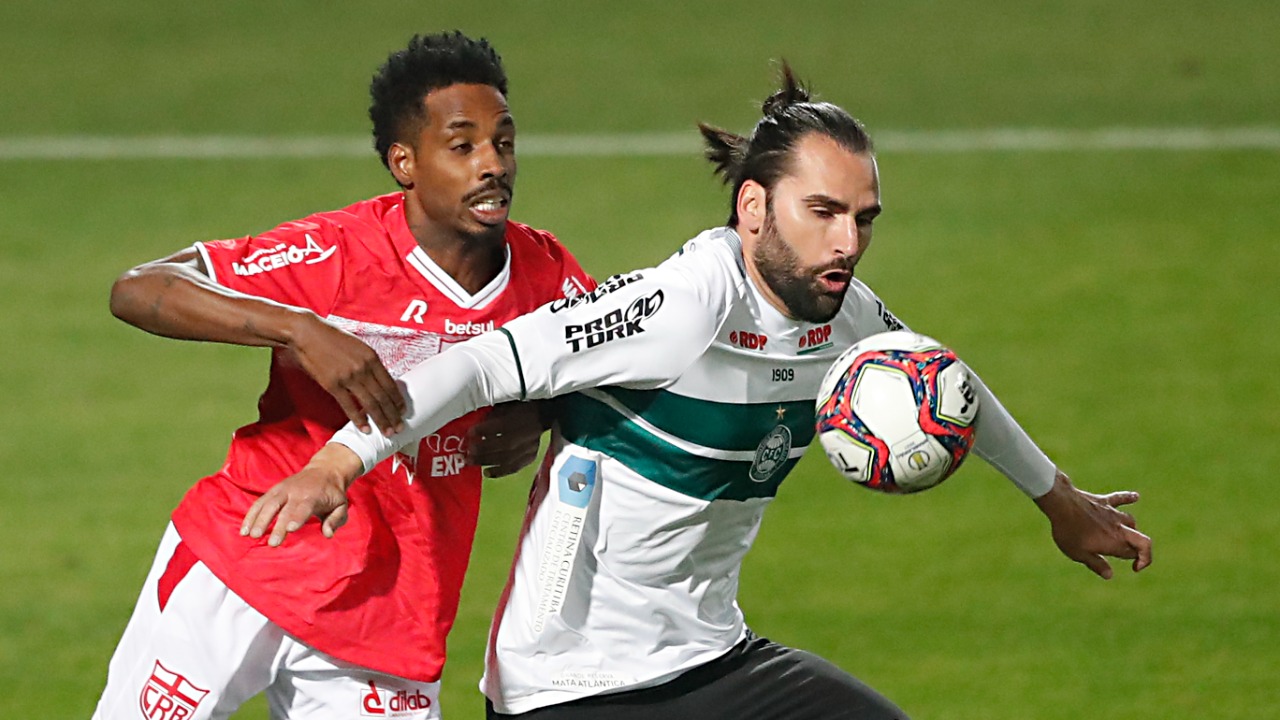 Com um a mais em campo, CRB arranca empate com Coritiba em pleno Couto Pereira: 1 a 1