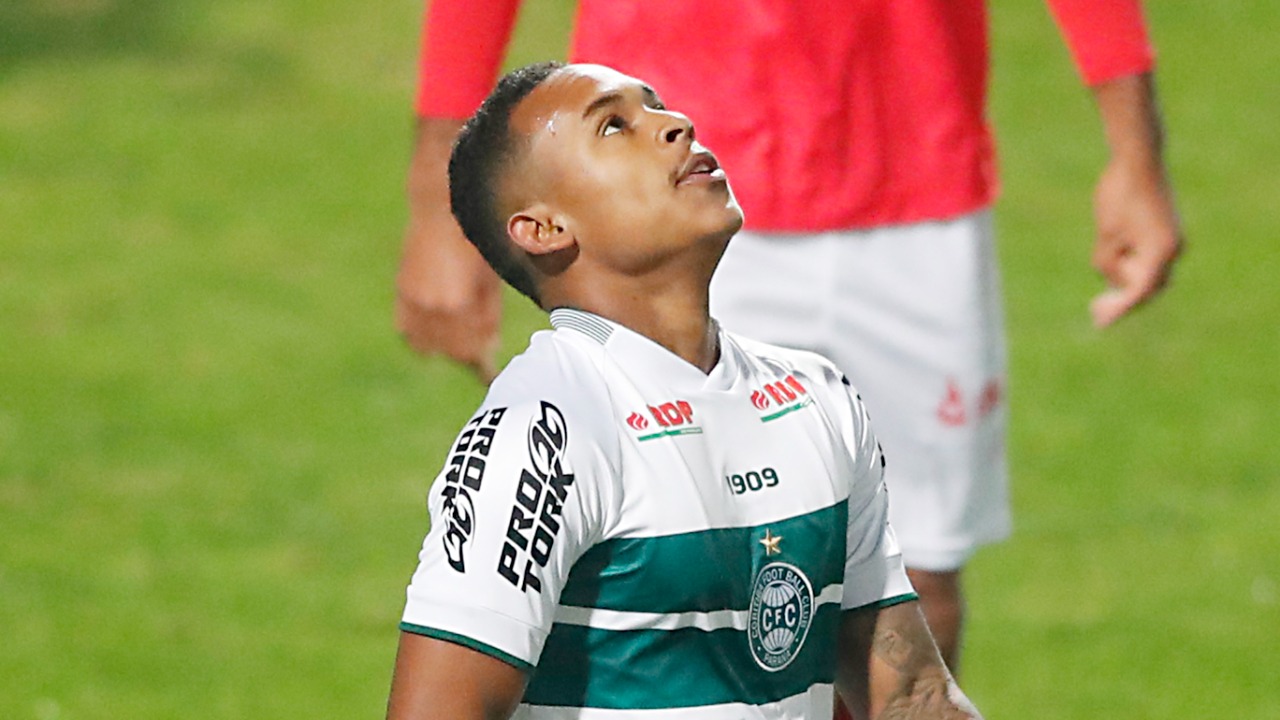 Com um a mais em campo, CRB arranca empate com Coritiba em pleno Couto Pereira: 1 a 1