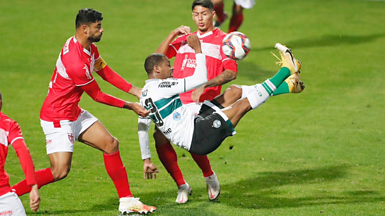 Com um a mais em campo, CRB arranca empate com Coritiba em pleno Couto Pereira: 1 a 1