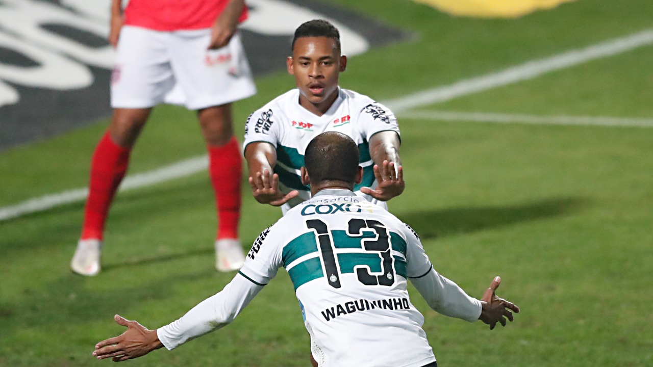 Com um a mais em campo, CRB arranca empate com Coritiba em pleno Couto Pereira: 1 a 1