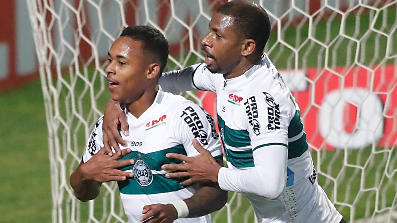 Com um a mais em campo, CRB arranca empate com Coritiba em pleno Couto Pereira: 1 a 1