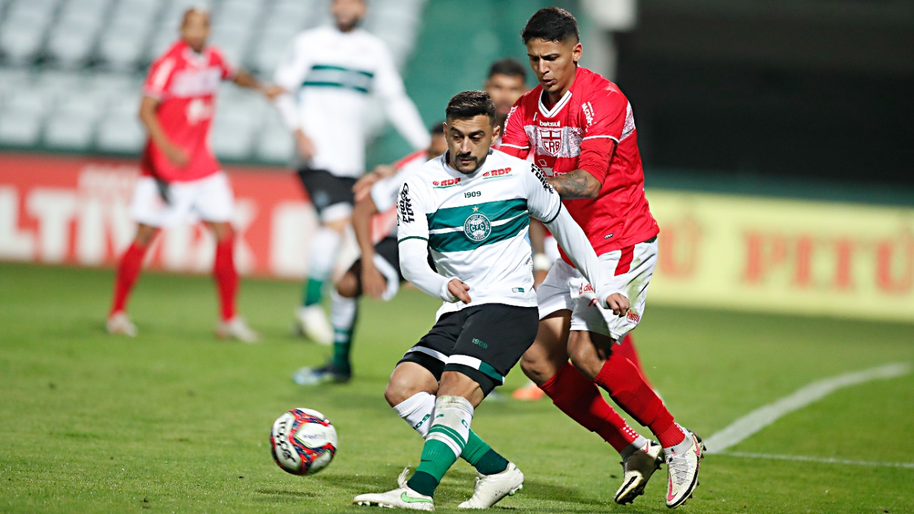 Com um a mais em campo, CRB arranca empate com Coritiba em pleno Couto Pereira: 1 a 1
