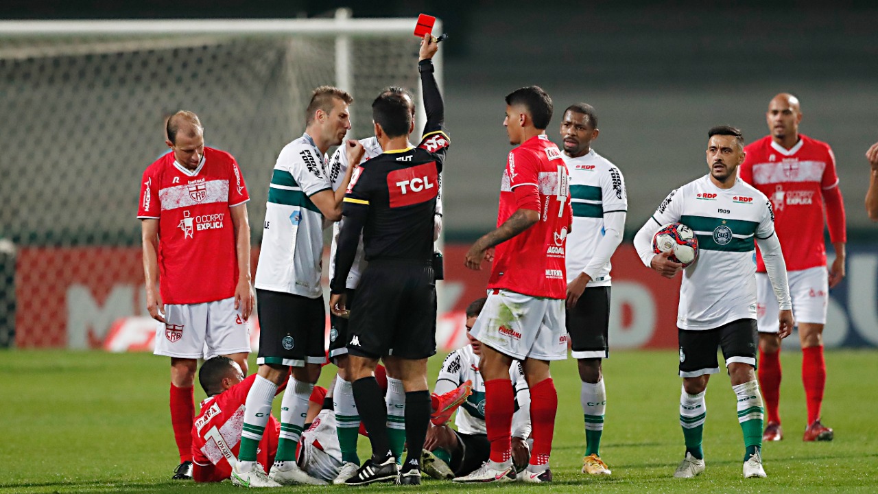 Com um a mais em campo, CRB arranca empate com Coritiba em pleno Couto Pereira: 1 a 1