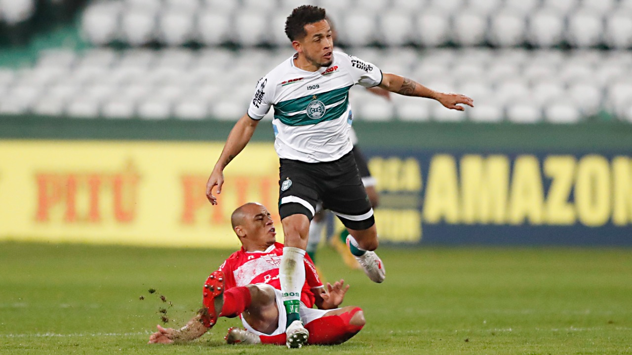 Com um a mais em campo, CRB arranca empate com Coritiba em pleno Couto Pereira: 1 a 1