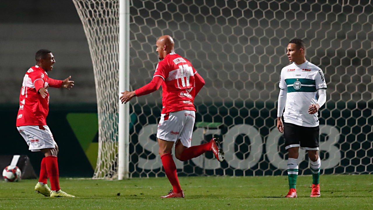 Com um a mais em campo, CRB arranca empate com Coritiba em pleno Couto Pereira: 1 a 1