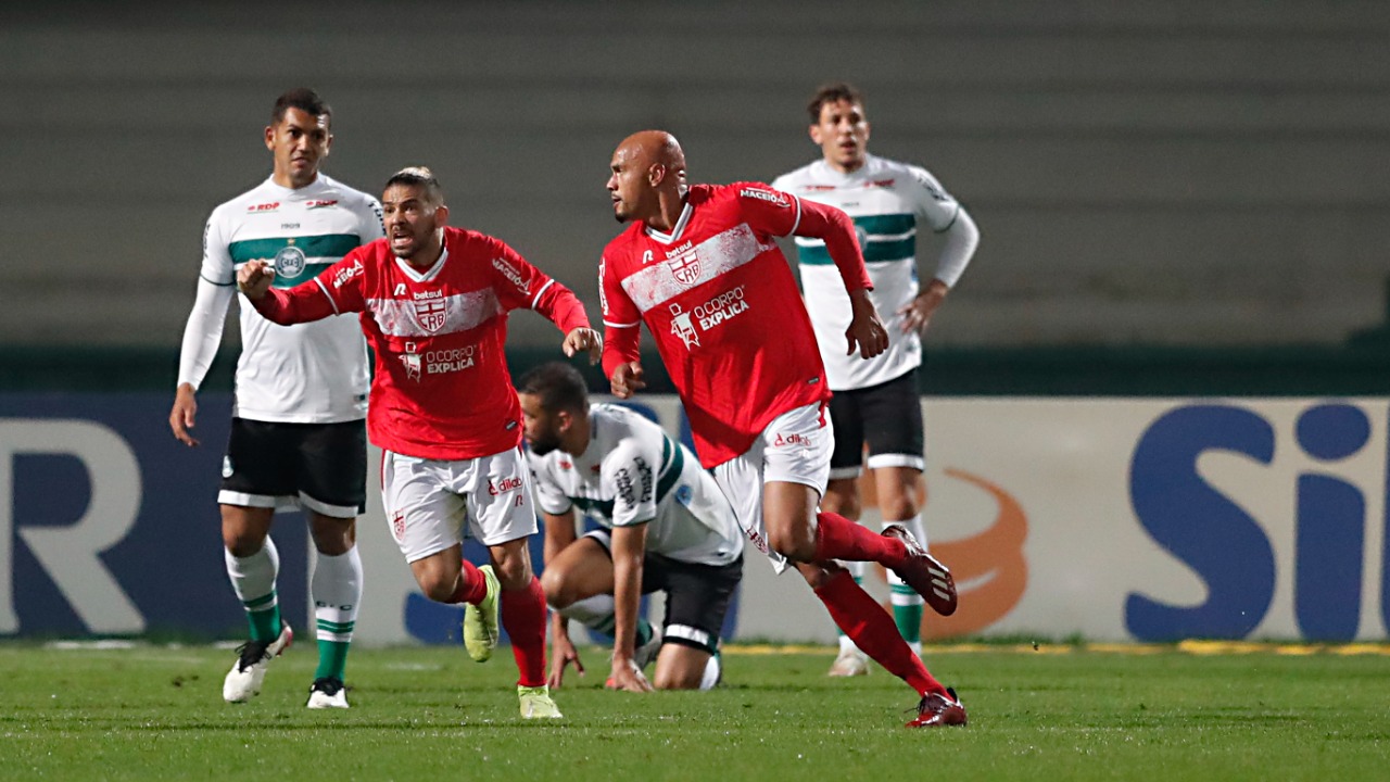 Com um a mais em campo, CRB arranca empate com Coritiba em pleno Couto Pereira: 1 a 1