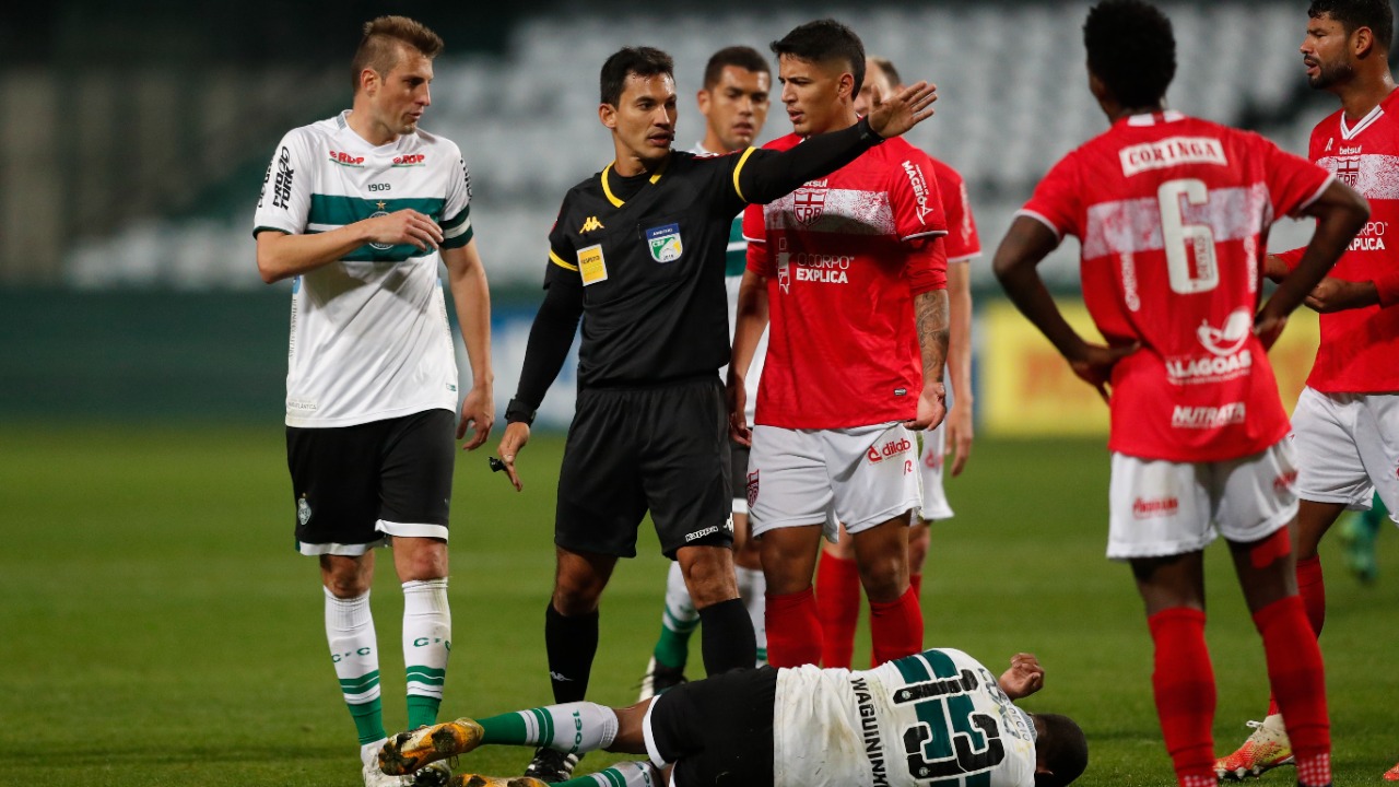 Com um a mais em campo, CRB arranca empate com Coritiba em pleno Couto Pereira: 1 a 1