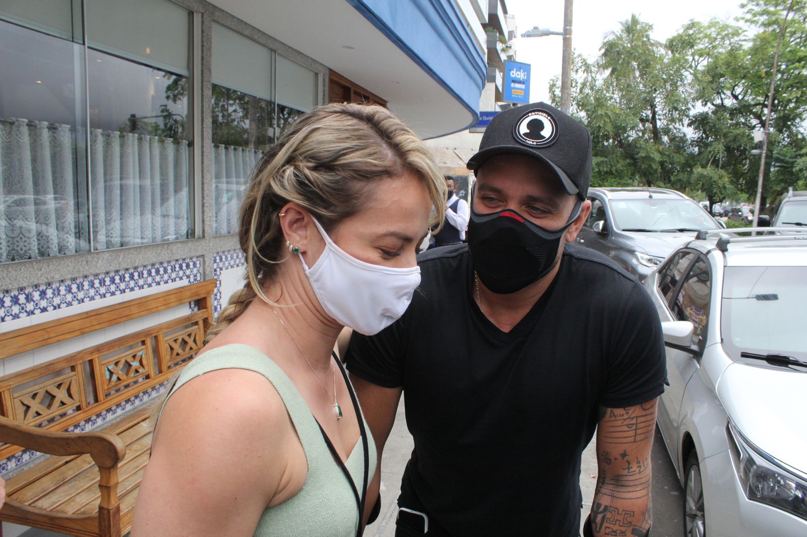 Paola Oliveira e Diogo Nogueira almoçam juntos no Rio de Janeiro