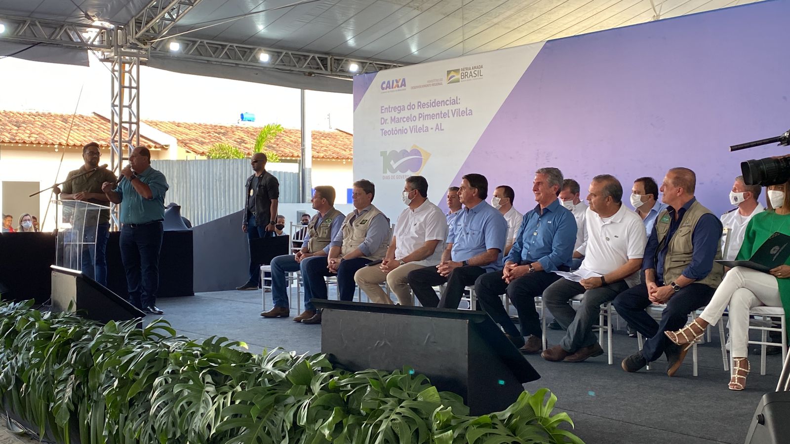 Bolsonaro entrega conjunto residencial no município de Teotônio Vilela