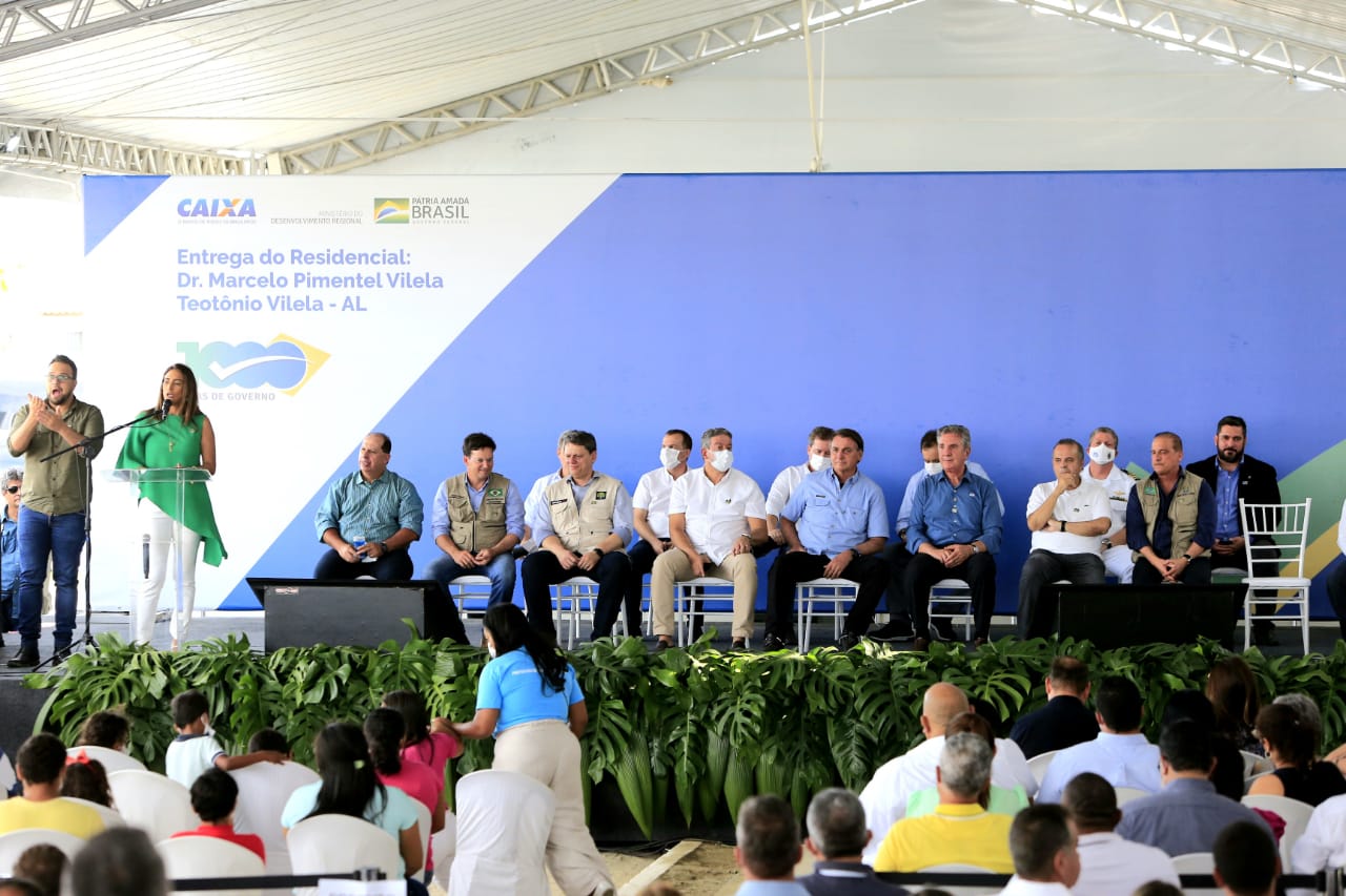 Bolsonaro entrega conjunto residencial no município de Teotônio Vilela