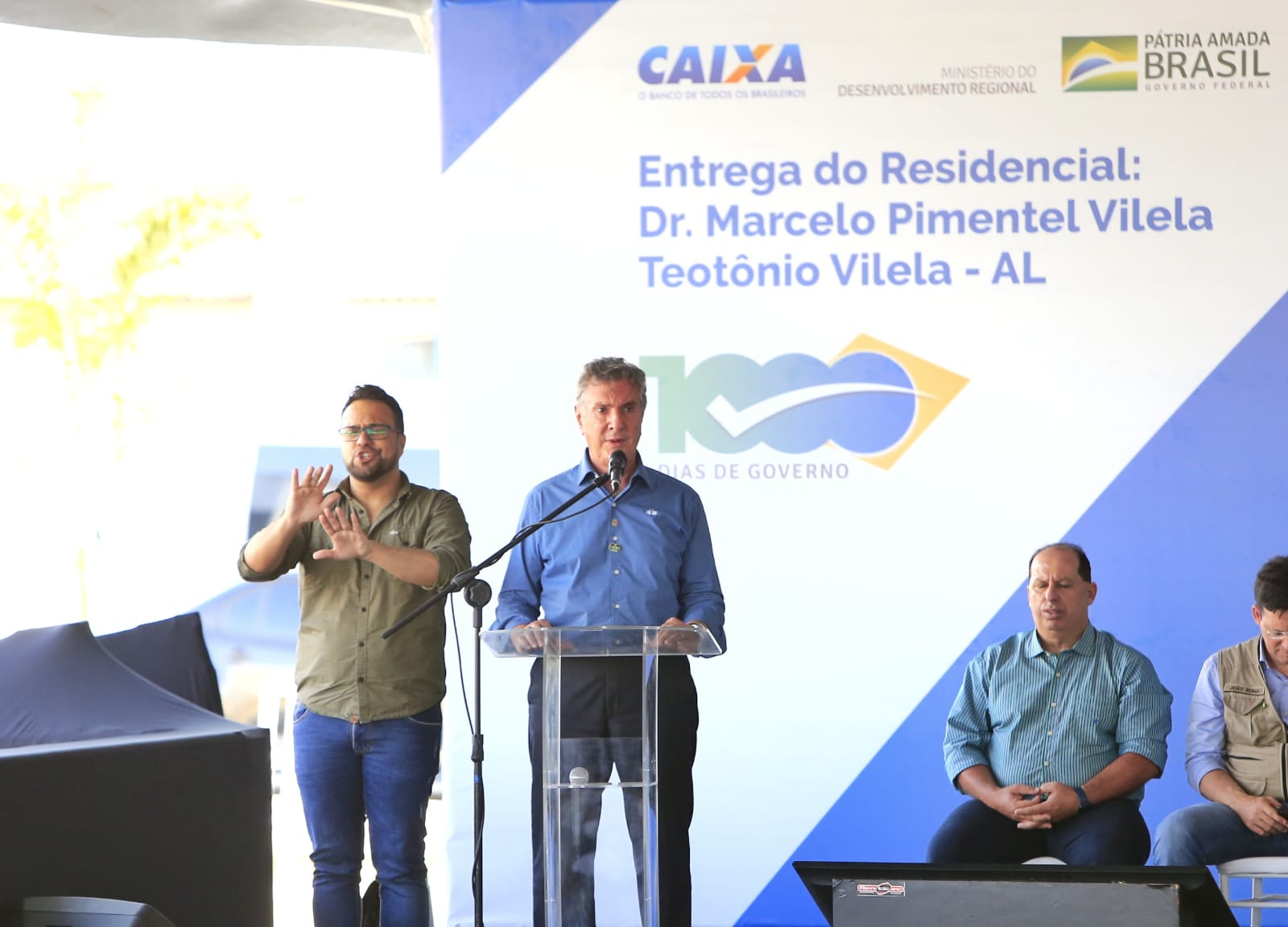 Bolsonaro entrega conjunto residencial no município de Teotônio Vilela