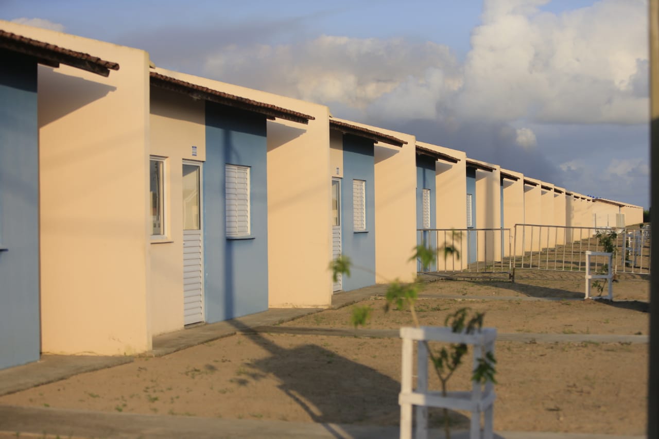 Bolsonaro entrega conjunto residencial no município de Teotônio Vilela