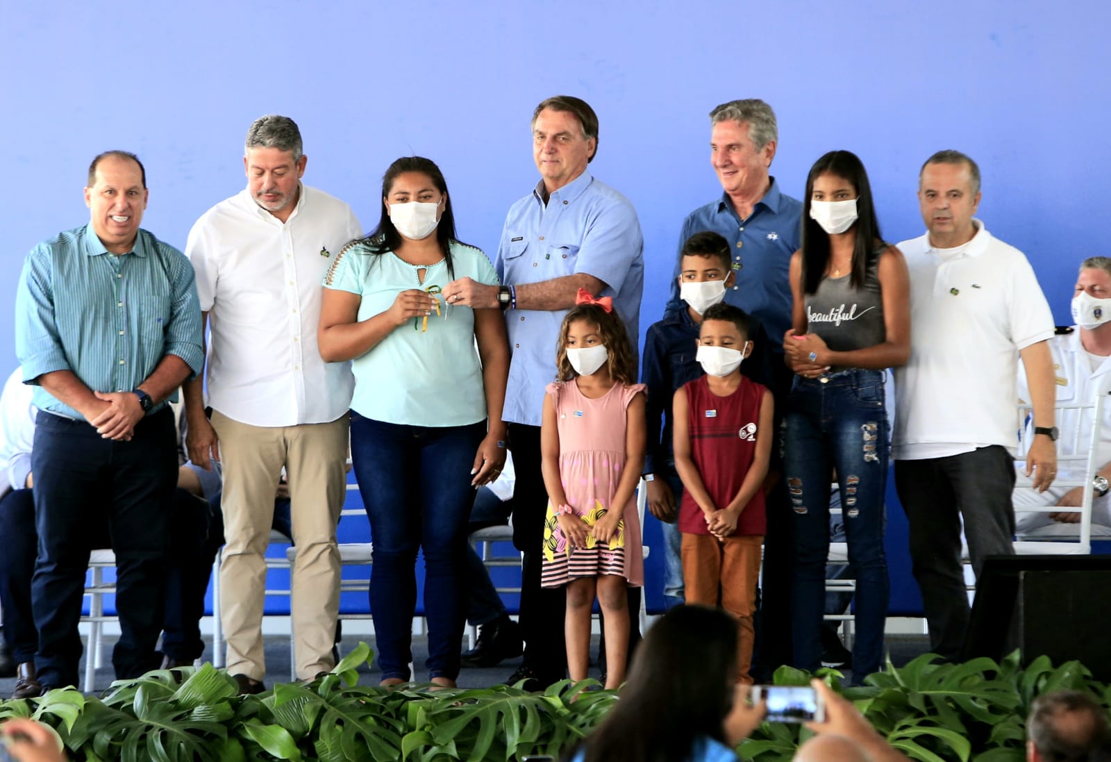 Bolsonaro entrega conjunto residencial no município de Teotônio Vilela