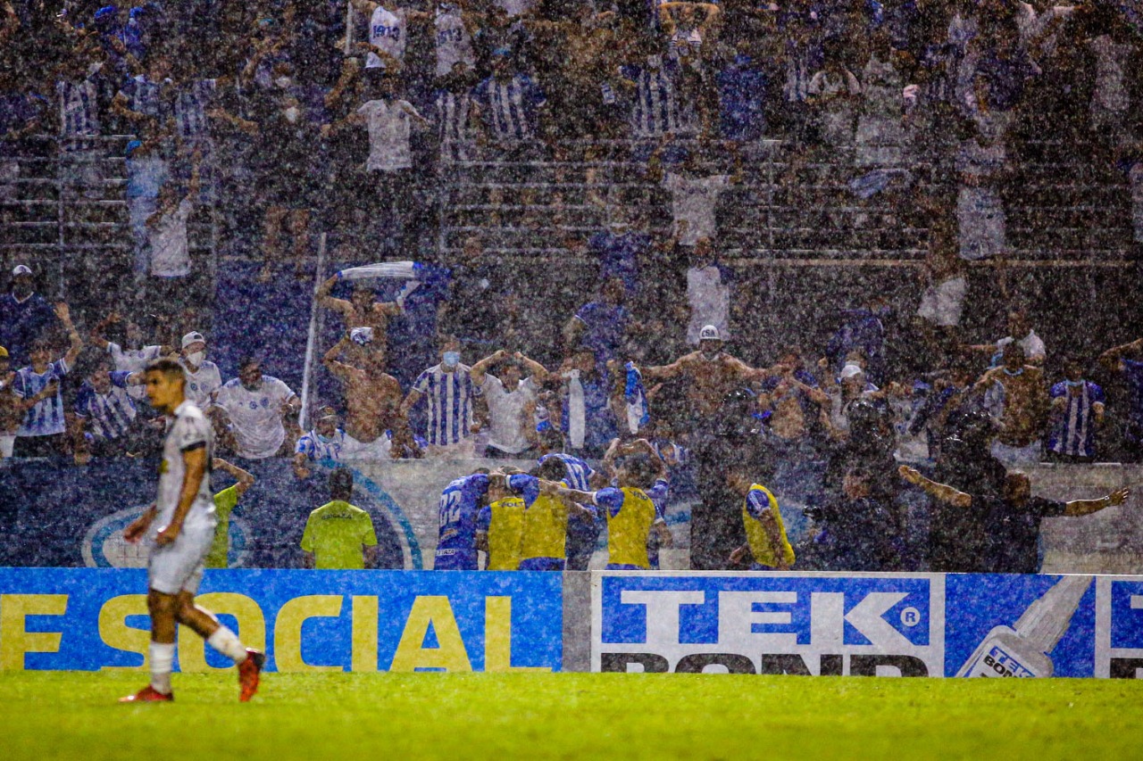 Com gol polêmico nos acréscimos, CSA vence a Ponte de virada e se aproxima do G-4: 2 a 1