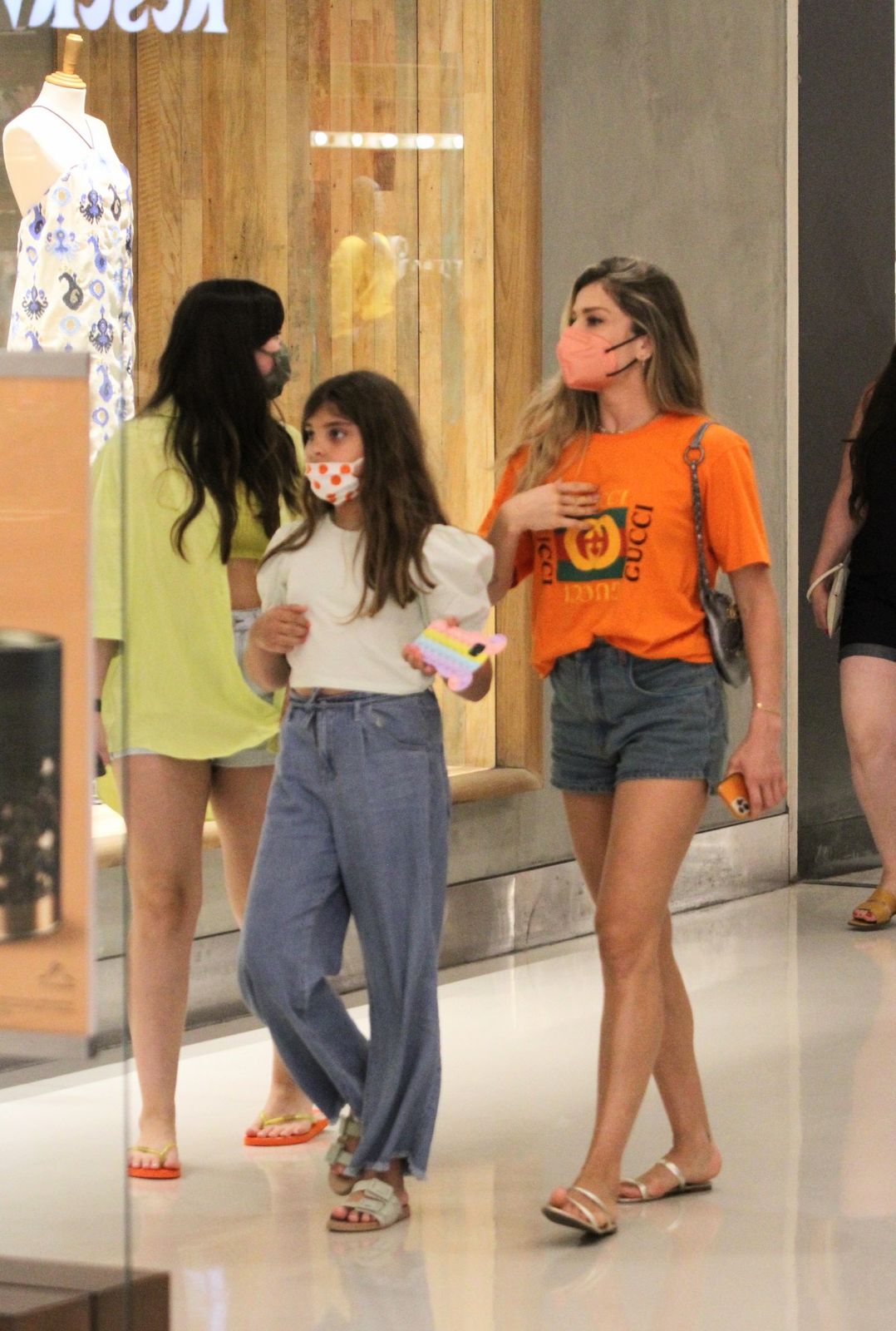 Grazi Massafera passeia com sua filha e famiares em um shopping da zona sul do Rio