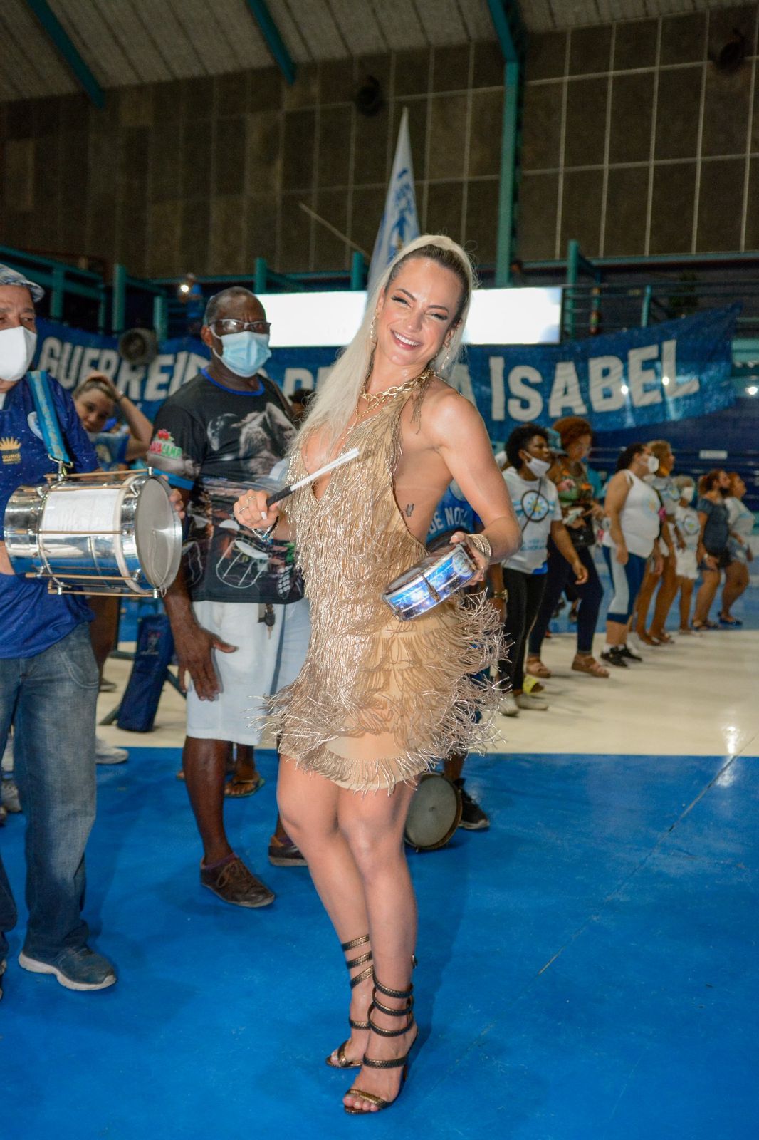 Gabi Martins cai no samba durante sua apresentação na quadra da Villa Isabel