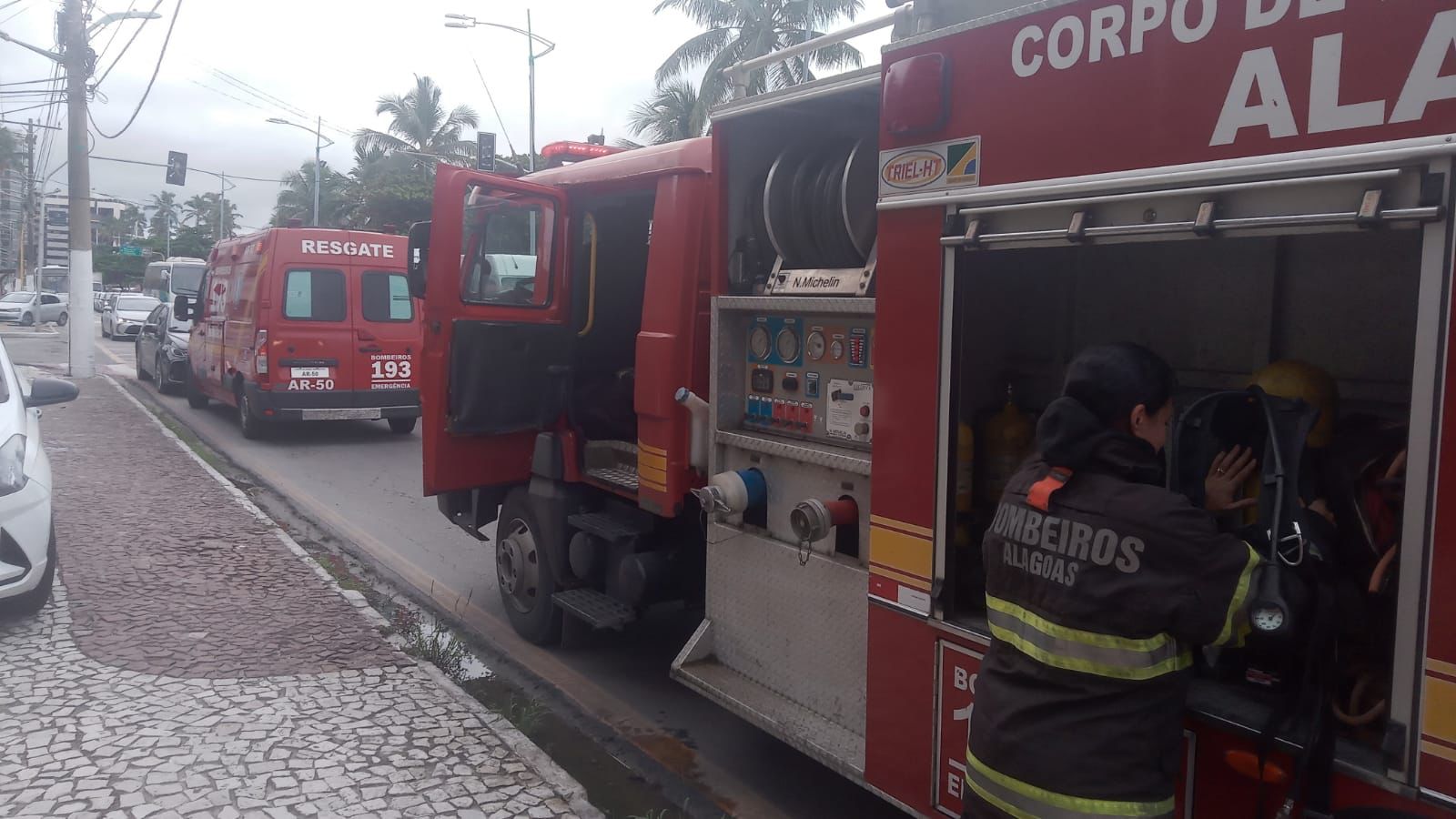 Apartamento na Orla de Ponta Verde pega fogo e bombeiros são acionados