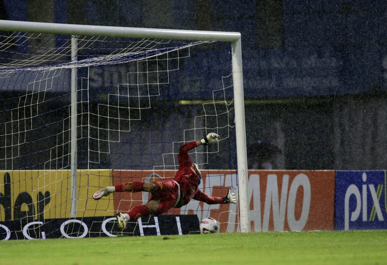 Lance da cobrança do pênalti; não deu para o goleiro do Tigre
