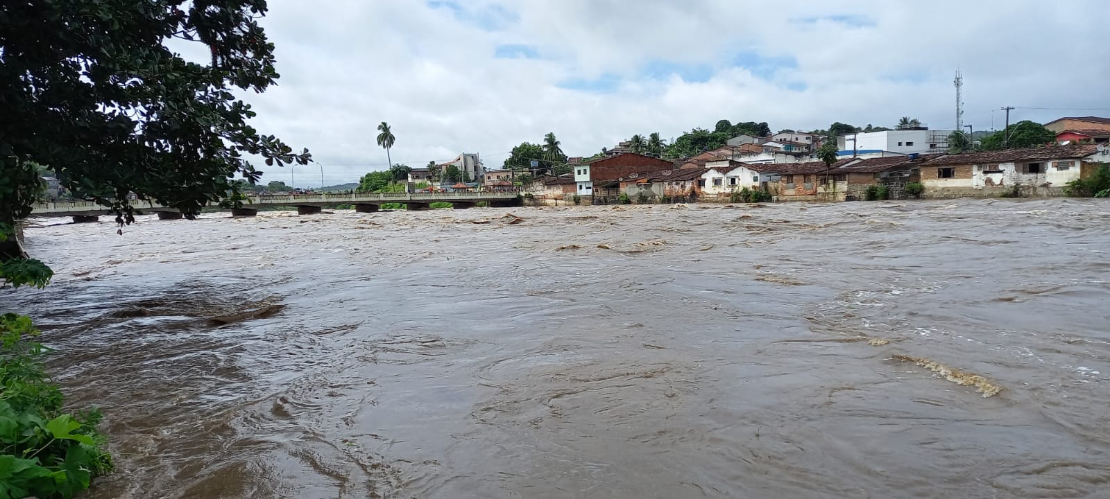 VÍDEOS: Rio Paraíba transborda e invade ruas em Viçosa, na Zona Mata de AL
