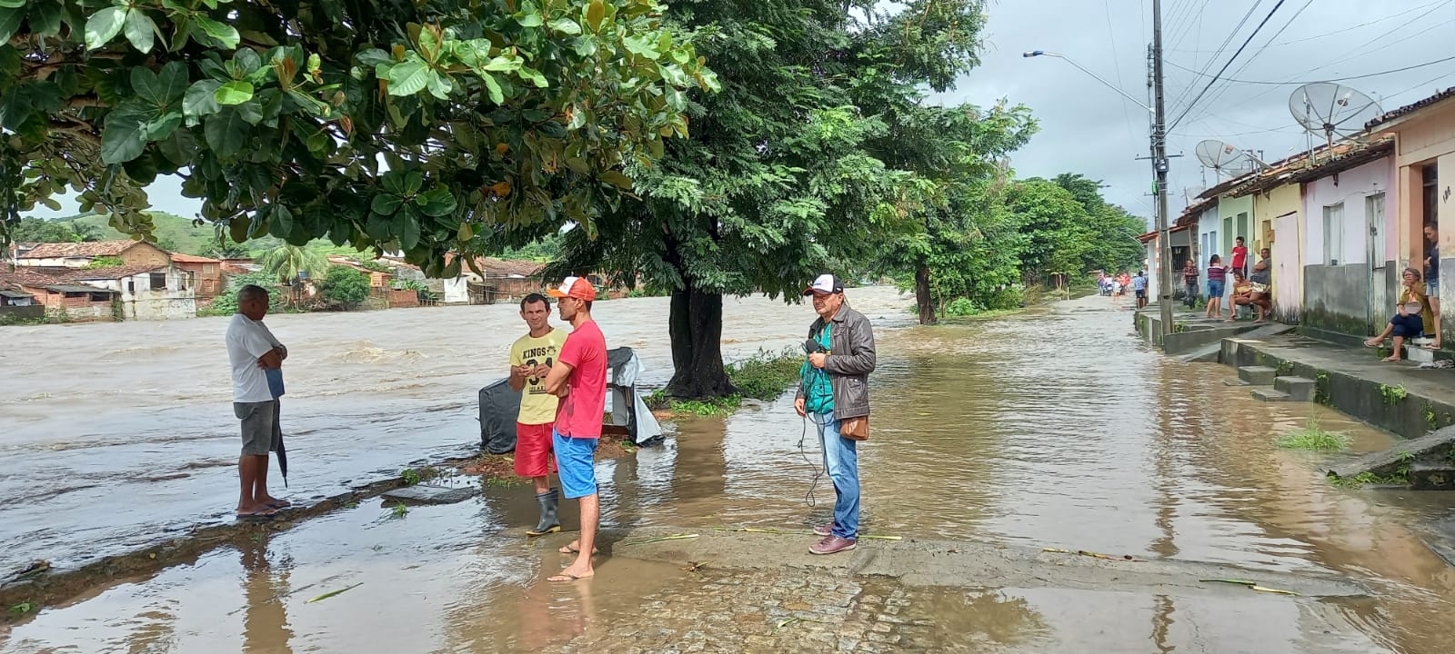 VÍDEOS: Rio Paraíba transborda e invade ruas em Viçosa, na Zona Mata de AL