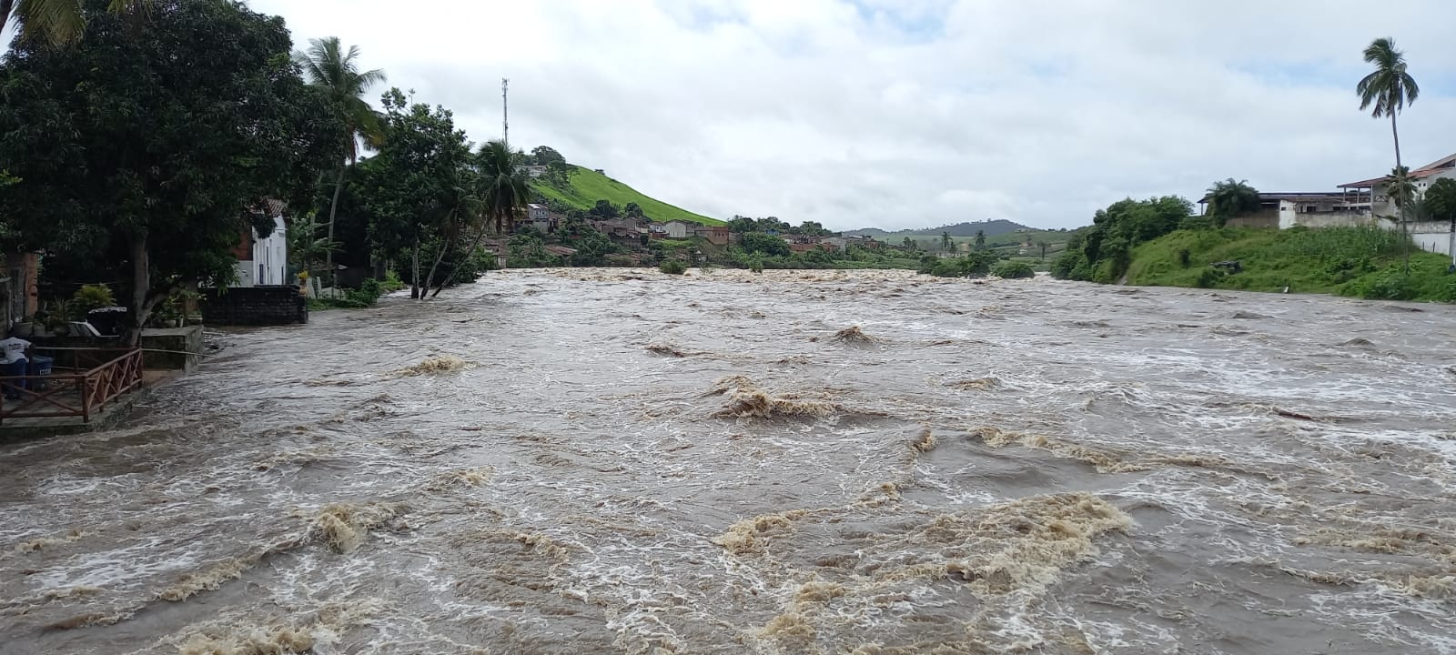 VÍDEOS: Rio Paraíba transborda e invade ruas em Viçosa, na Zona Mata de AL